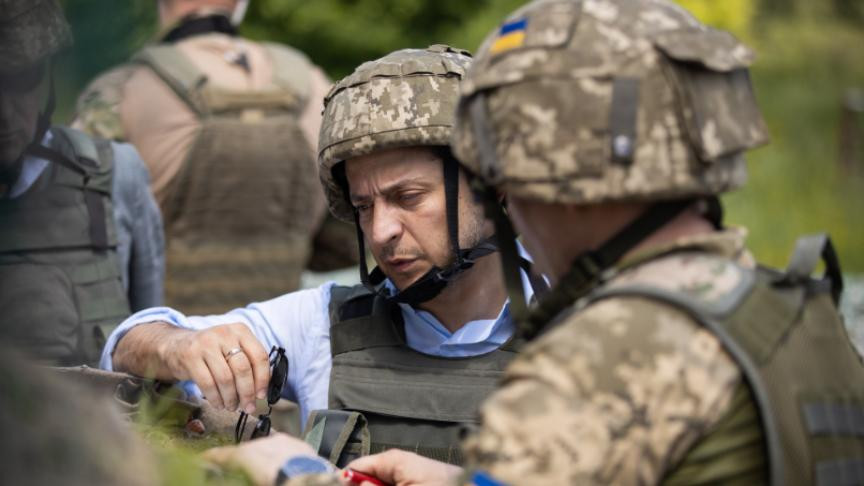 Tổng thống Ukraine Volodymyr Zelensky thăm khu vực Donbass, miền Đông Ukraine tháng 9/2021. Ảnh: AP. Tổng thống Ukraine Volodymyr Zelensky thăm khu vực Donbass, miền Đông Ukraine tháng 9/2021. Ảnh: AP.