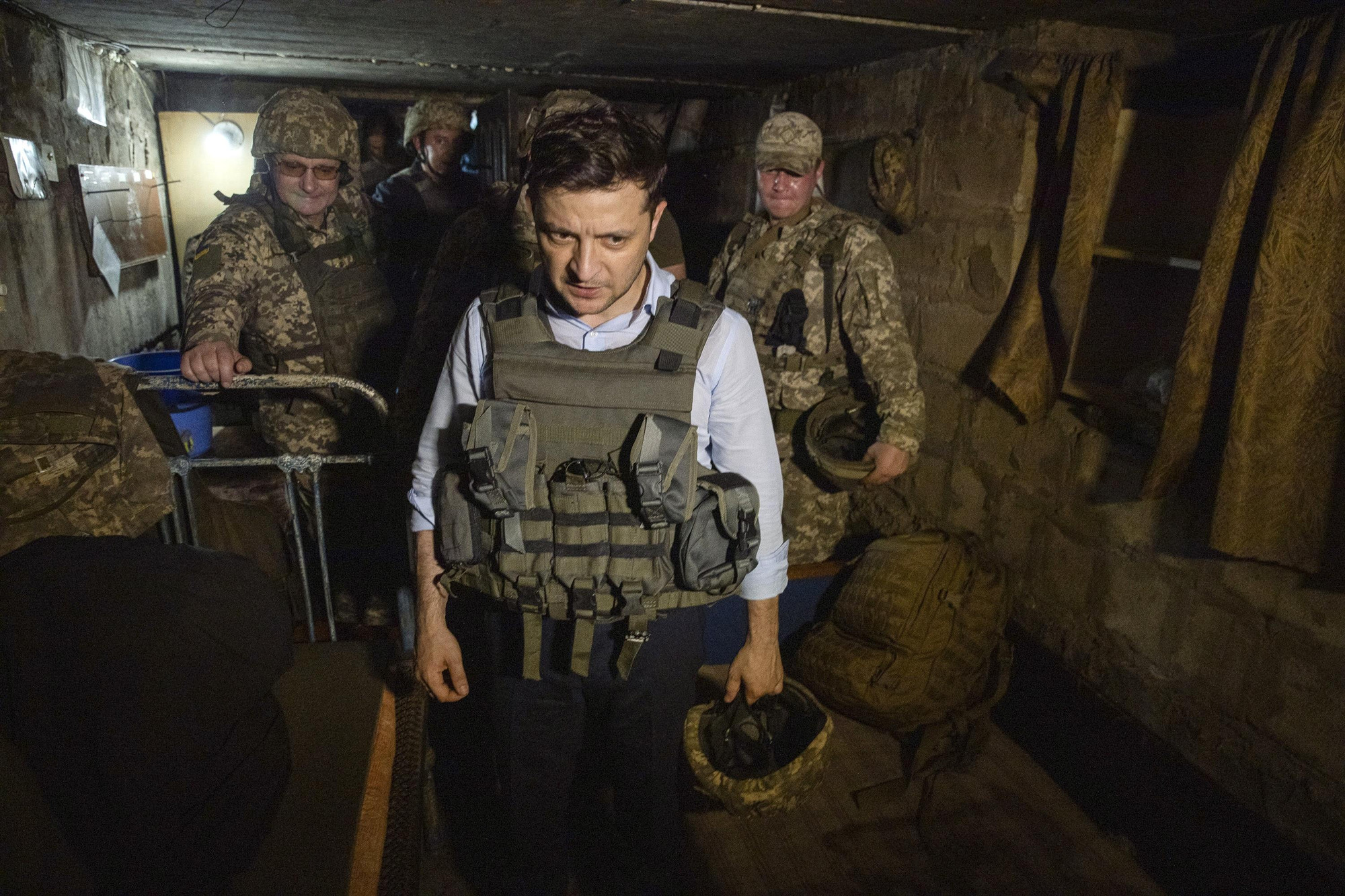 Tổng thống Ukraine Volodymyr Zelensky thăm khu vực Donbass, miền Đông Ukraine tháng 9/2021. Ảnh: AP. Tổng thống Ukraine Volodymyr Zelensky thăm khu vực Donbass, miền Đông Ukraine tháng 9/2021. Ảnh: AP.