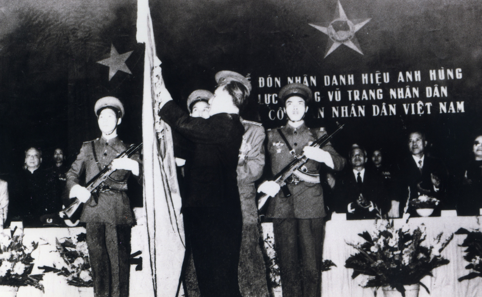 Phó Thủ tướng Lê Thanh Nghị thay mặt Đảng, Nhà nước trao Danh hiệu Anh hùng lực lượng vũ trang nhân dân (lần thứ nhất) tặng lực lượng CANDVT, ngày 2/3/1979.