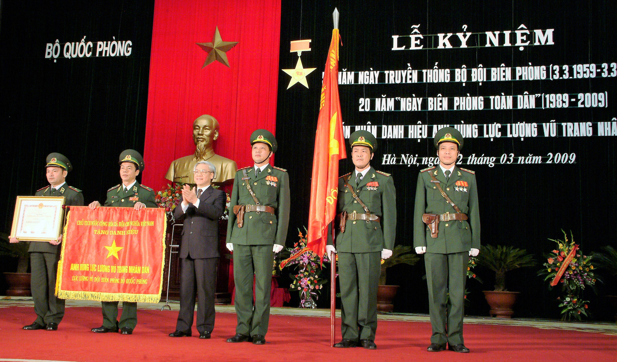 Chủ tịch Quốc hội Nguyễn Phú Trọng thay mặt Đảng, Nhà nước trao Danh hiệu Anh hùng lực lượng vũ trang nhân dân (lần thứ hai) cho lực lượng Bộ đội Biên phòng, ngày 2/3/2009.