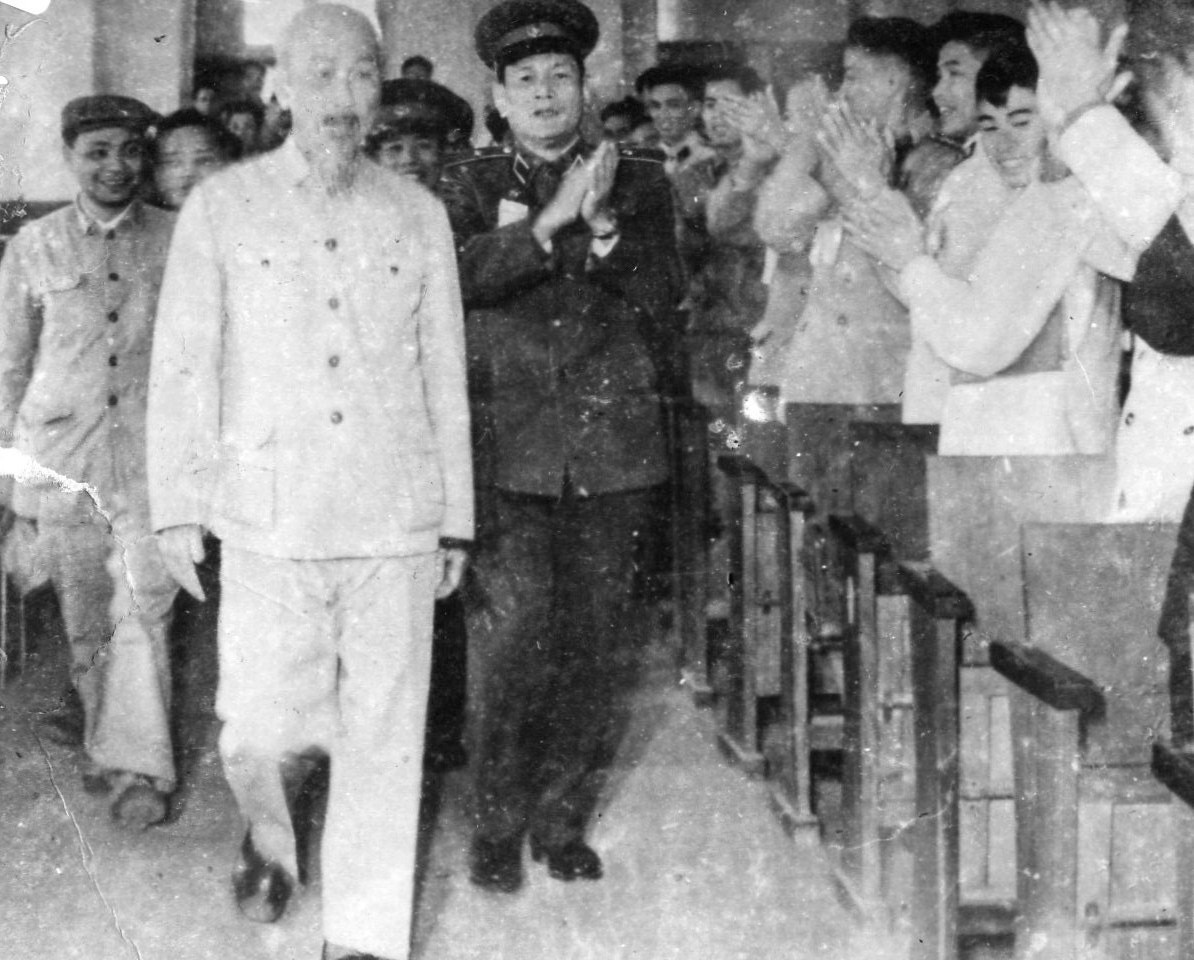 Chủ tịch Hồ Chí Minh đến dự Đại hội Chiến sĩ thi đua lần thứ nhất của lực lượng CANDVT, năm 1962