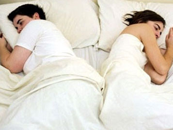 Ngủ quay lưng l&agrave; t&igrave;nh cảm c&oacute; vấn đề | B&aacute;o điện tử Tiền Phong