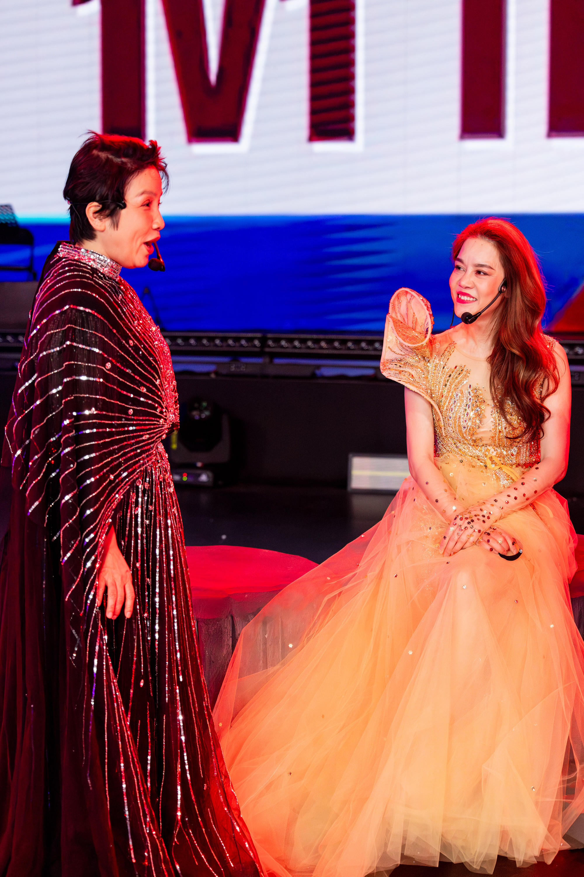 Mỹ Linh viết về "đội trưởng bền vững" Thu Phương: "Hôm rồi, không hẹn mà gặp tôi lại được hát cùng chị Bống và chị Phương ở Quảng Bình... Thật lòng nghe chị Phương hát và giao lưu với khán giả tôi thấy xúc động. Ở chị có cái chân thật của dân gốc Hải Phòng là 'không lòng vòng' khiến người nghe thấy dễ chịu không phải căng người lên để nghe những lời xã giao mà nội dung thực chẳng có gì". Mỹ Linh viết về "đội trưởng bền vững" Thu Phương: "Hôm rồi, không hẹn mà gặp tôi lại được hát cùng chị Bống và chị Phương ở Quảng Bình... Thật lòng nghe chị Phương hát và giao lưu với khán giả tôi thấy xúc động. Ở chị có cái chân thật của dân gốc Hải Phòng là 'không lòng vòng' khiến người nghe thấy dễ chịu không phải căng người lên để nghe những lời xã giao mà nội dung thực chẳng có gì".