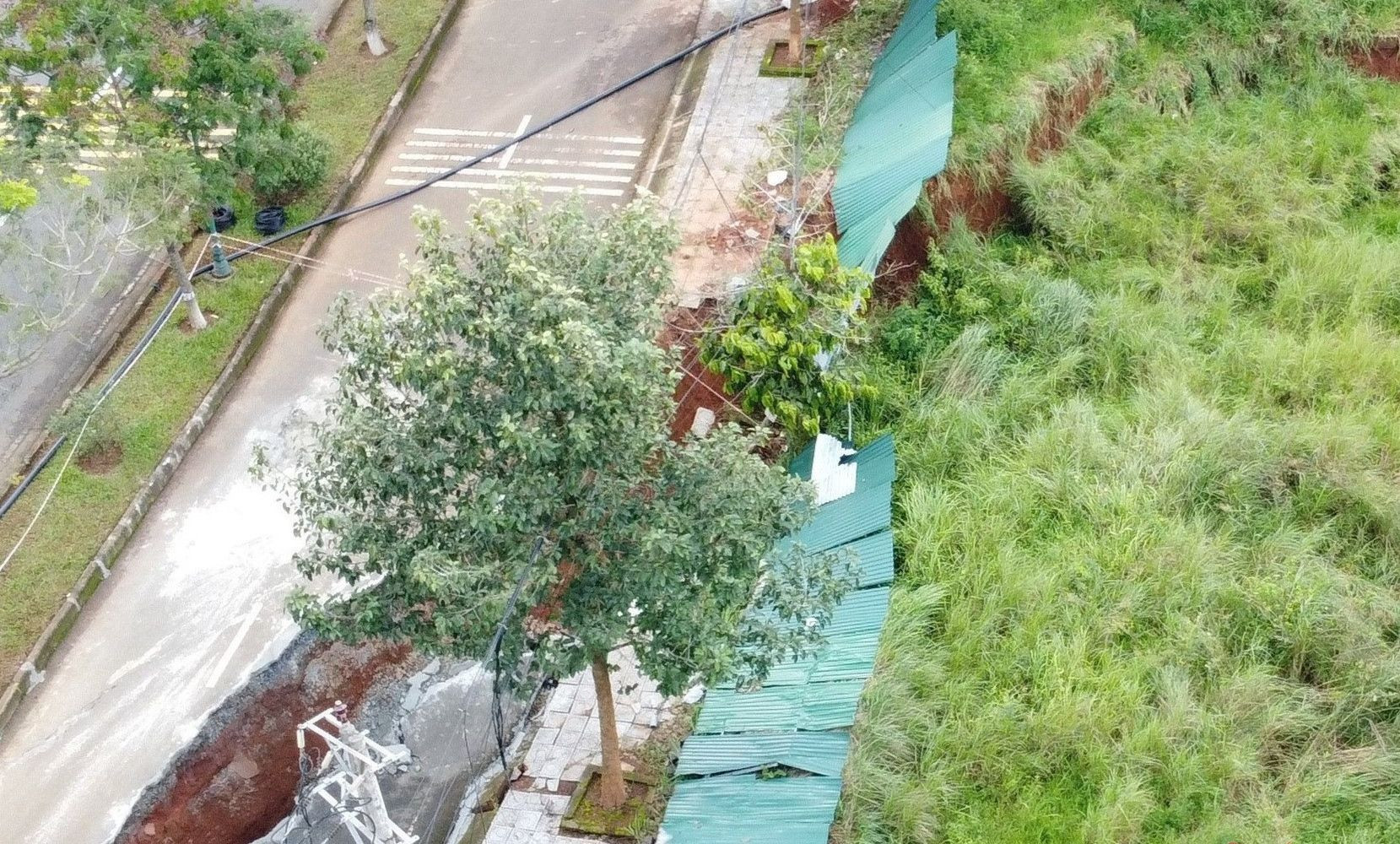 Tình trạng sụp lún kéo dài từ tháng 8/2023 - 8/2024 trên quốc lộ 14 đoạn qua TP. Gia Nghĩa, tỉnh Đăk Nông. Ảnh: Hải Dương (trái) và H.T.