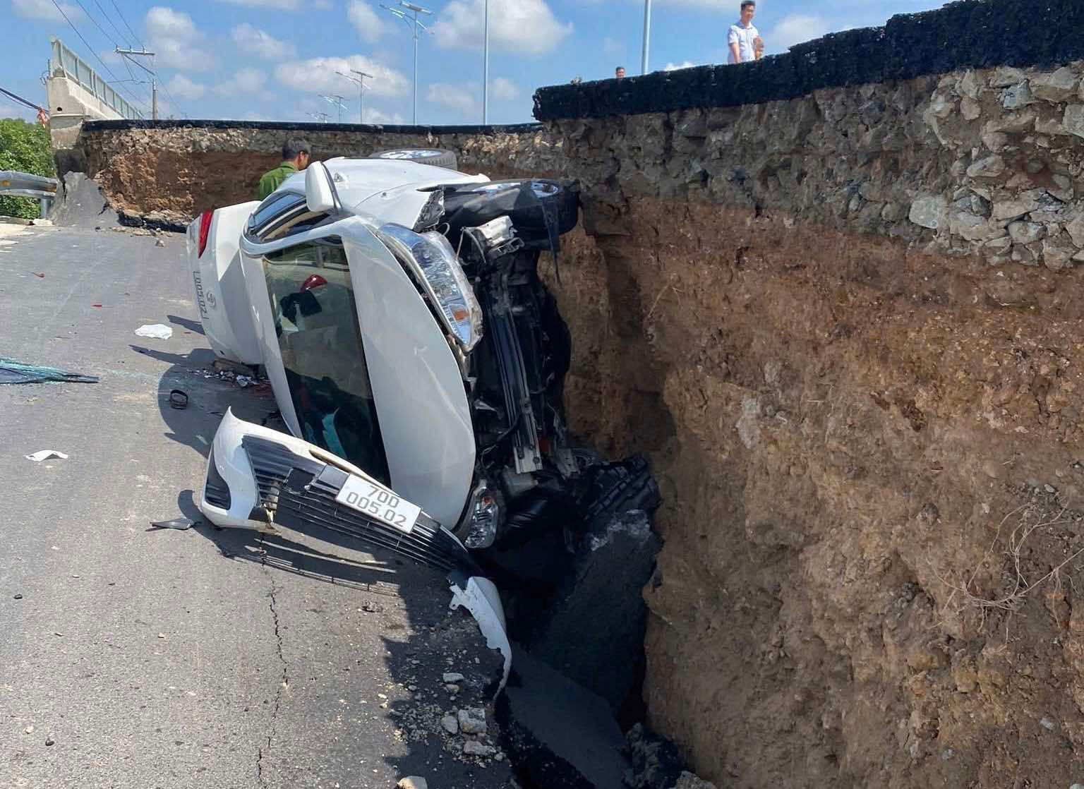 Hiện trường vụ sụt lún đầu cầu Hòa Bình ở Tây Ninh vào sáng 11/5. Ảnh: Sỹ Hưng (trái) và M.T.