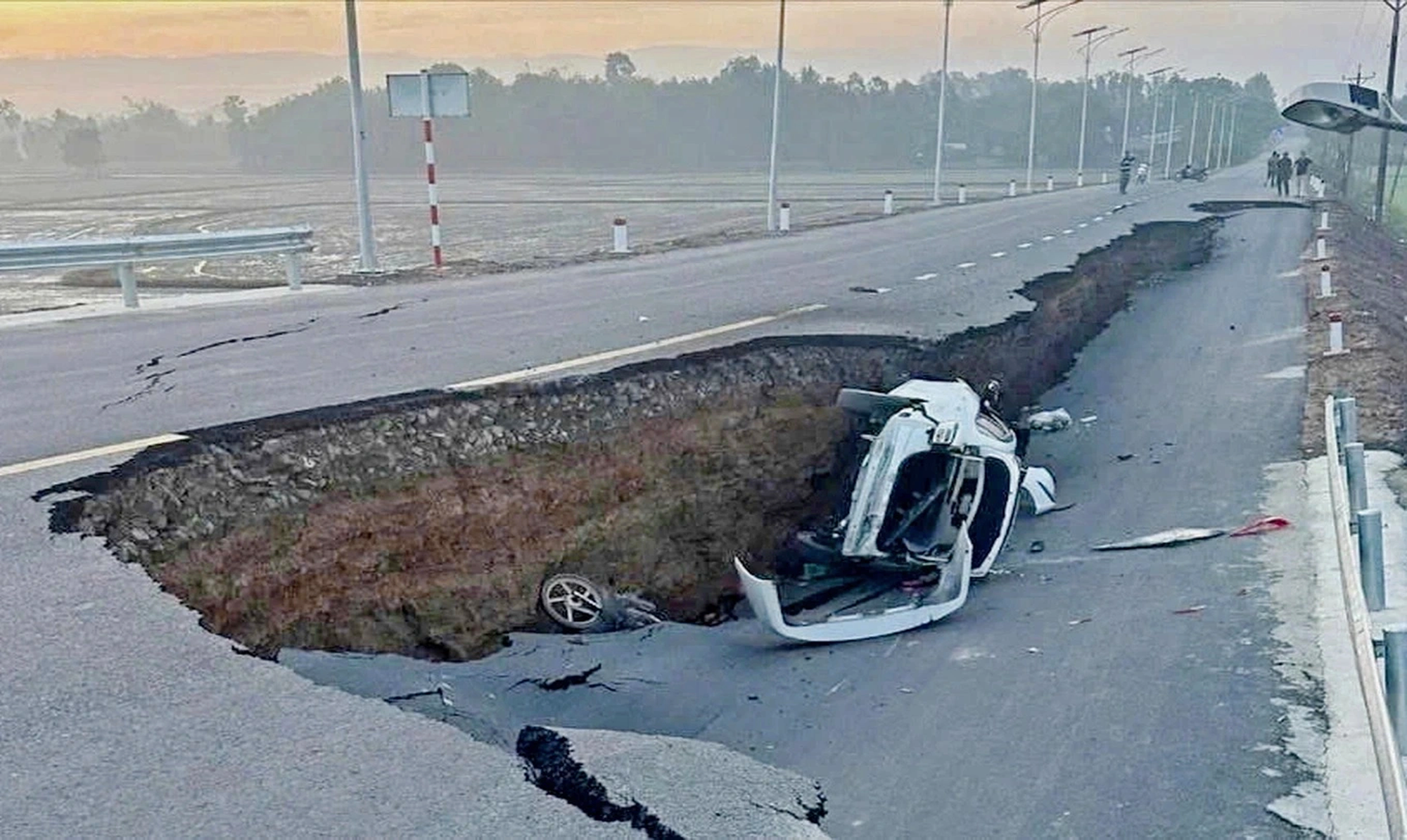 Hiện trường vụ sụt lún đầu cầu Hòa Bình ở Tây Ninh vào sáng 11/5. Ảnh: Sỹ Hưng (trái) và M.T.