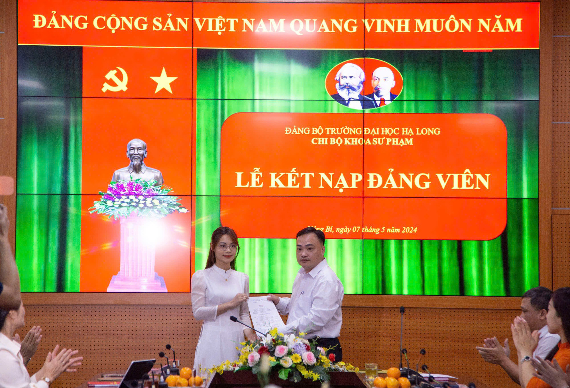 Lâm Thị Trường trong lễ kết nạp đảng viên tại trường.