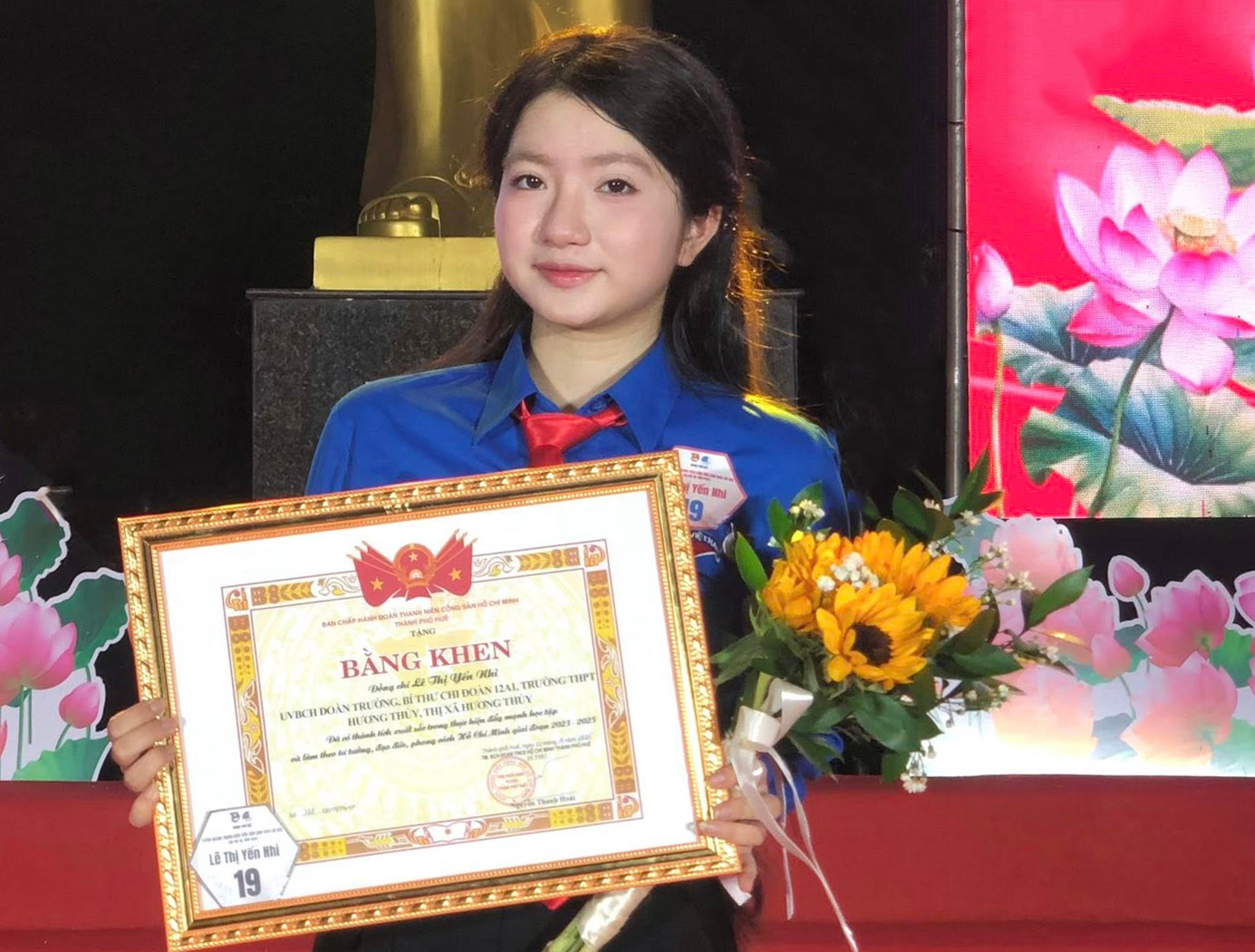 Yến Nhi được Thành Đoàn Huế tặng Bằng khen trong lễ tuyên dương gương học tập và làm theo lời Bác năm 2025. Ảnh: NVCC Yến Nhi được Thành Đoàn Huế tặng Bằng khen trong lễ tuyên dương gương học tập và làm theo lời Bác năm 2025. Ảnh: NVCC