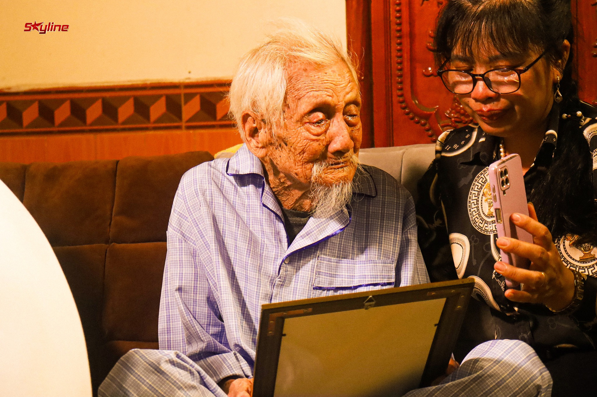 Cụ Đặng Văn Tiền (114 tuổi) xúc động khi nhìn thấy con trai liệt sĩ được nhóm Skyline phục dựng ảnh màu.