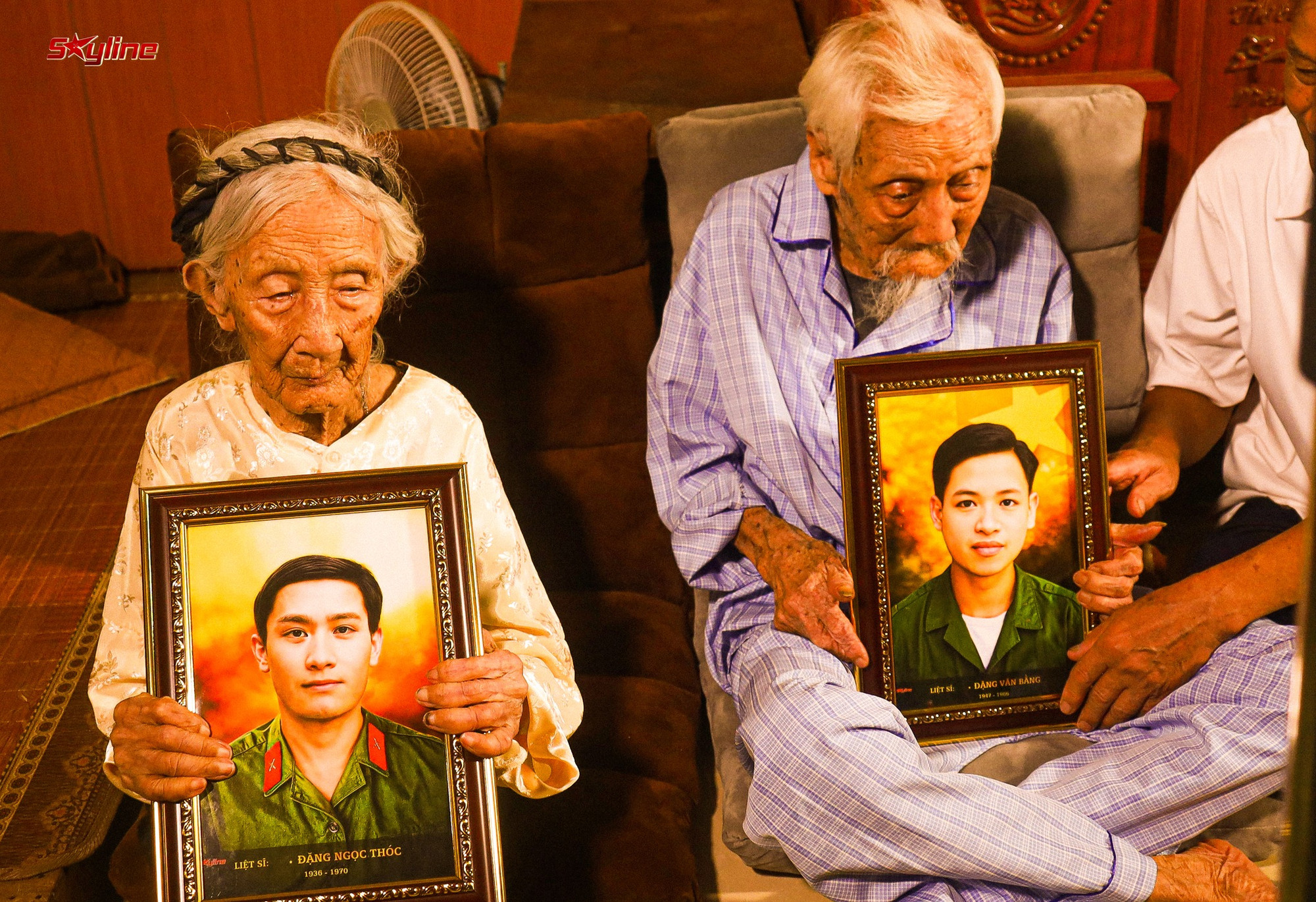 Các bạn trẻ Hải Dương tặng Mẹ Nguyễn Thị Ngách (110 tuổi) và cụ Đặng Văn Tiền (114 tuổi) ảnh chân dung 2 con trai là liệt sĩ.