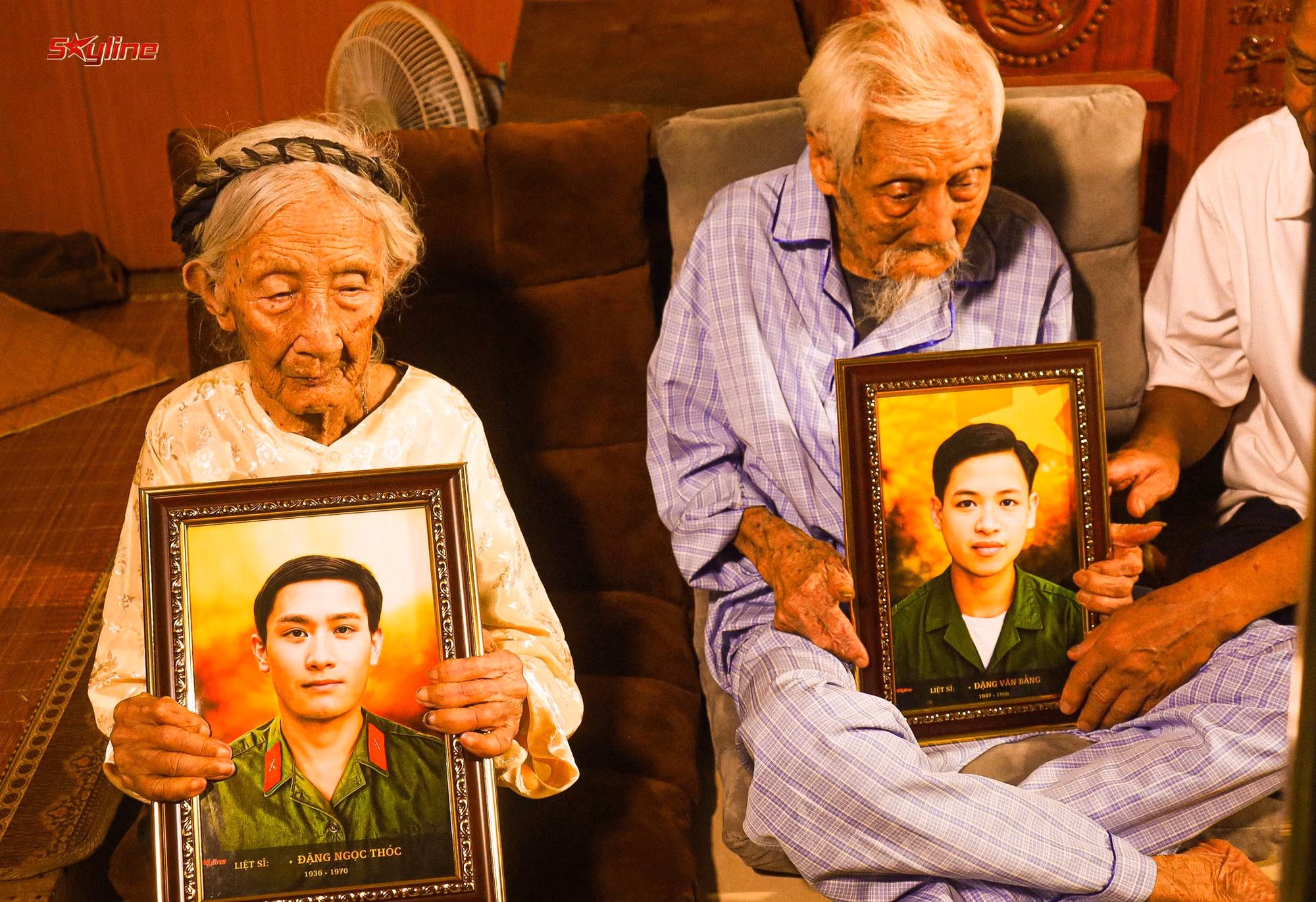 Các bạn trẻ Hải Dương tặng Mẹ Nguyễn Thị Ngách (110 tuổi) và cụ Đặng Văn Tiền (114 tuổi) ảnh chân dung 2 con trai là liệt sĩ.