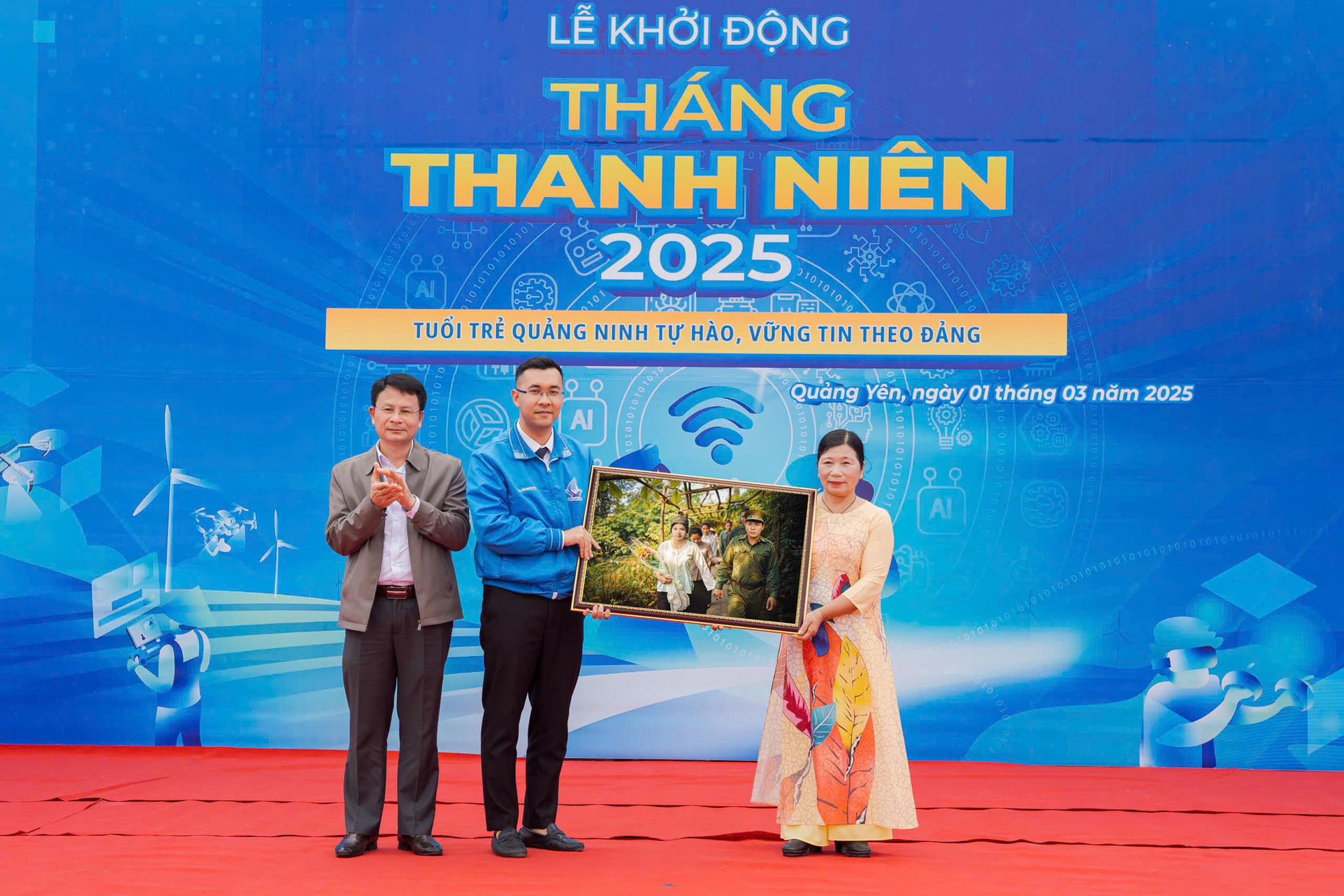 Nhóm Skyline phối hợp với Tỉnh Đoàn Quảng Ninh trao tặng bức ảnh cưới 2 liệt sĩ nhân dịp Lễ khởi động Tháng Thanh niên 2025 vừa qua.