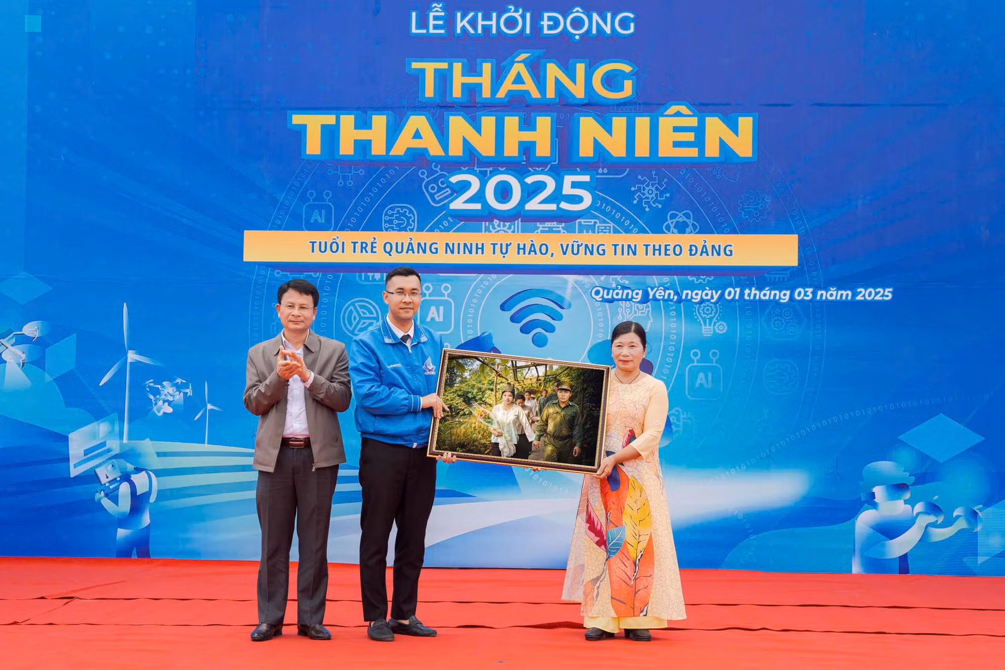 Nhóm Skyline phối hợp với Tỉnh Đoàn Quảng Ninh trao tặng bức ảnh cưới 2 liệt sĩ nhân dịp Lễ khởi động Tháng Thanh niên 2025 vừa qua.