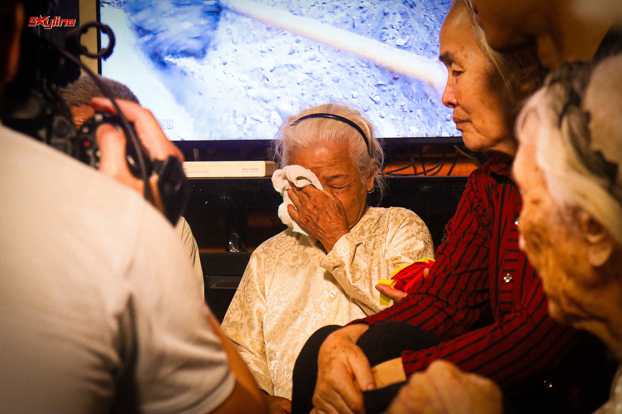 Thân nhân 2 liệt sĩ Đặng Ngọc Thóc và Đặng Văn Bằng xúc động sau khi nhận ảnh màu được phục dựng.