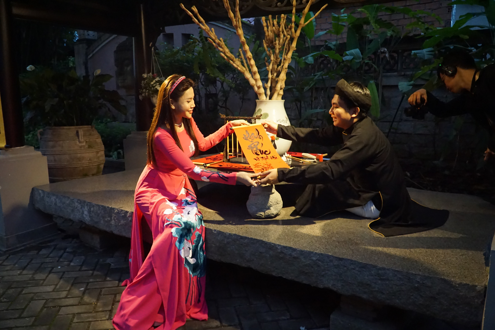 Nhận tranh thư pháp từ ông đồ trẻ Nhận tranh thư pháp từ ông đồ trẻ