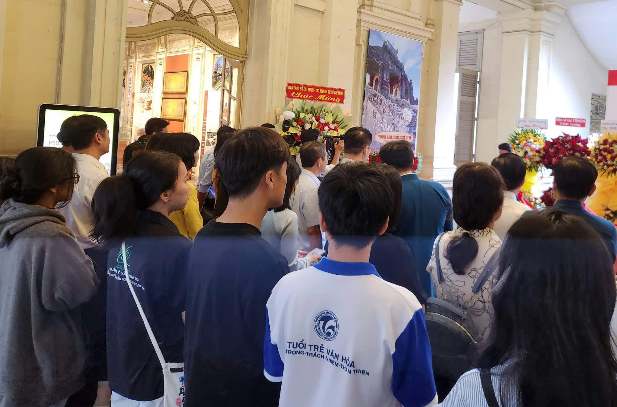 Đông đảo du khách tới tham dự triển lãm