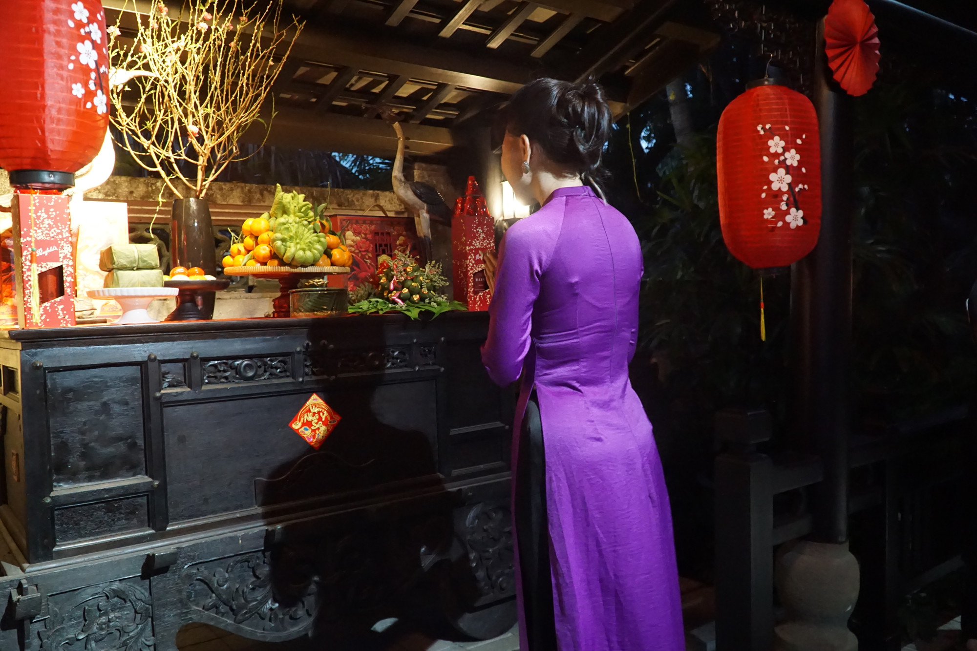 Du khách trải nghiệm thắp hương lên bàn thờ gia tiên Du khách trải nghiệm thắp hương lên bàn thờ gia tiên