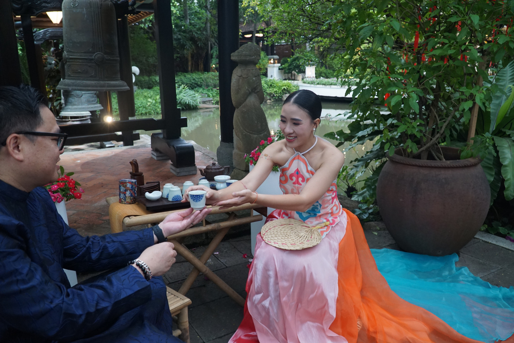 Thưởng thức chén chè xanh do cô thôn nữ xinh đẹp trao tận tay Thưởng thức chén chè xanh do cô thôn nữ xinh đẹp trao tận tay