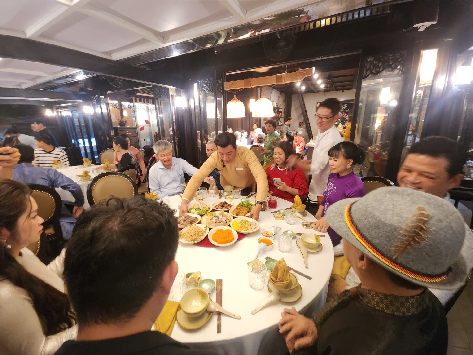 Các đầu bếp chuyên nghiệp đã chuẩn bị sẵn những món ăn ngày Tết dành cho du khách Các đầu bếp chuyên nghiệp đã chuẩn bị sẵn những món ăn ngày Tết dành cho du khách