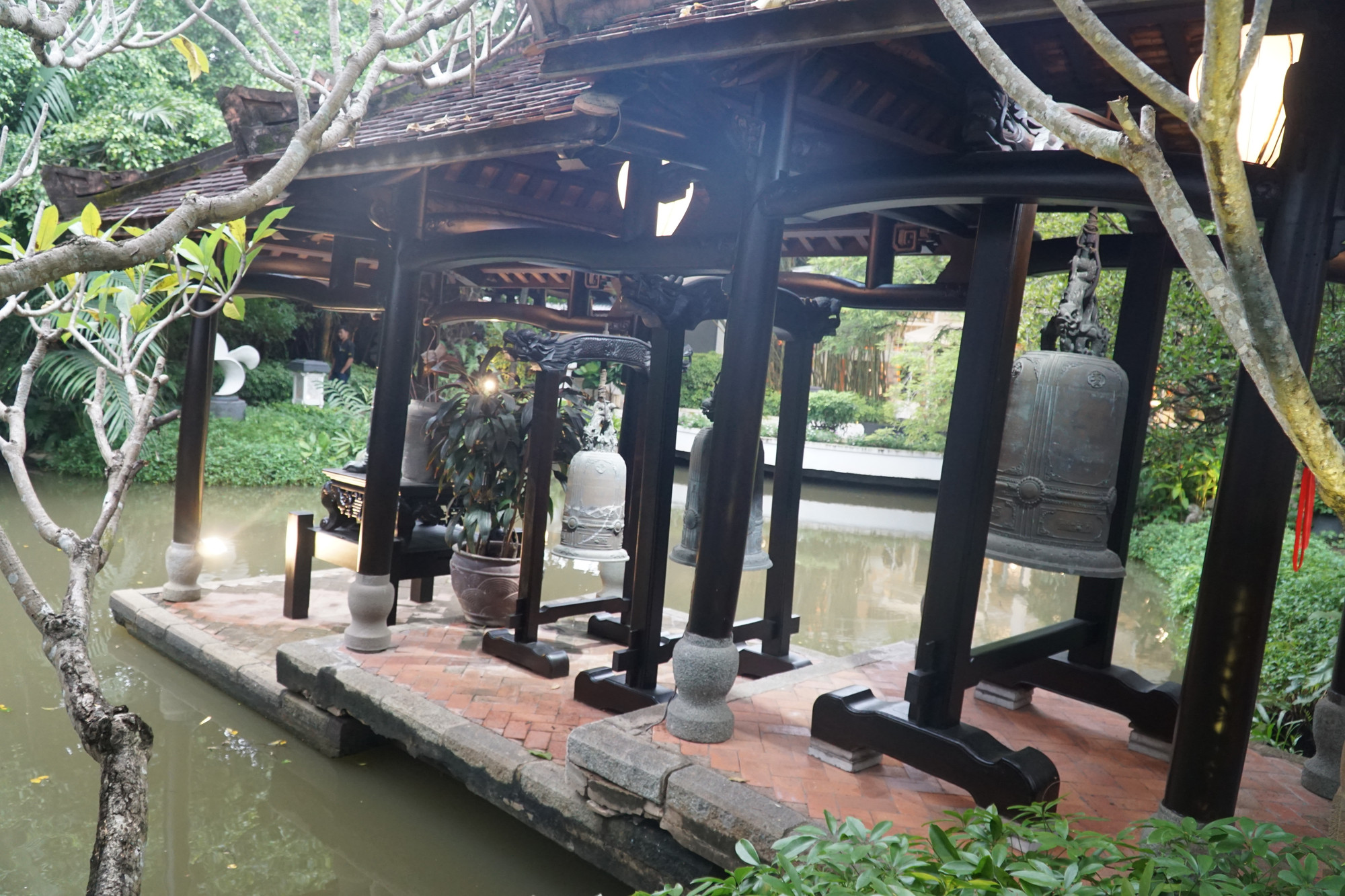 Khung cảnh quen thuộc của bờ ao với nhà chòi nghỉ chân Khung cảnh quen thuộc của bờ ao với nhà chòi nghỉ chân