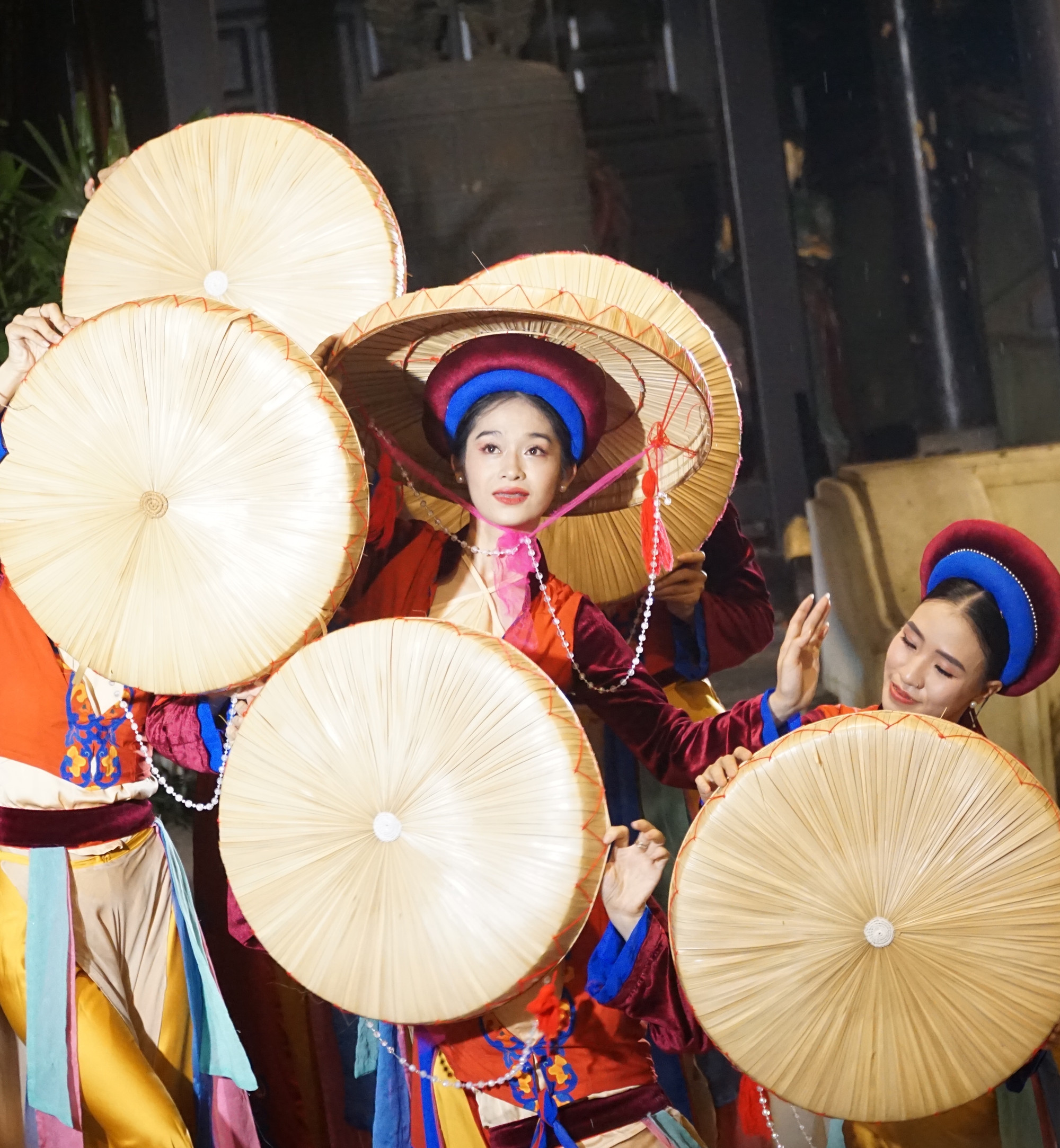 Hay đắm chìm trong câu hát "Yêu nhau cởi áo cho nhau" cùng với các cô thiếu nữ miền quê Quan họ Hay đắm chìm trong câu hát "Yêu nhau cởi áo cho nhau" cùng với các cô thiếu nữ miền quê Quan họ