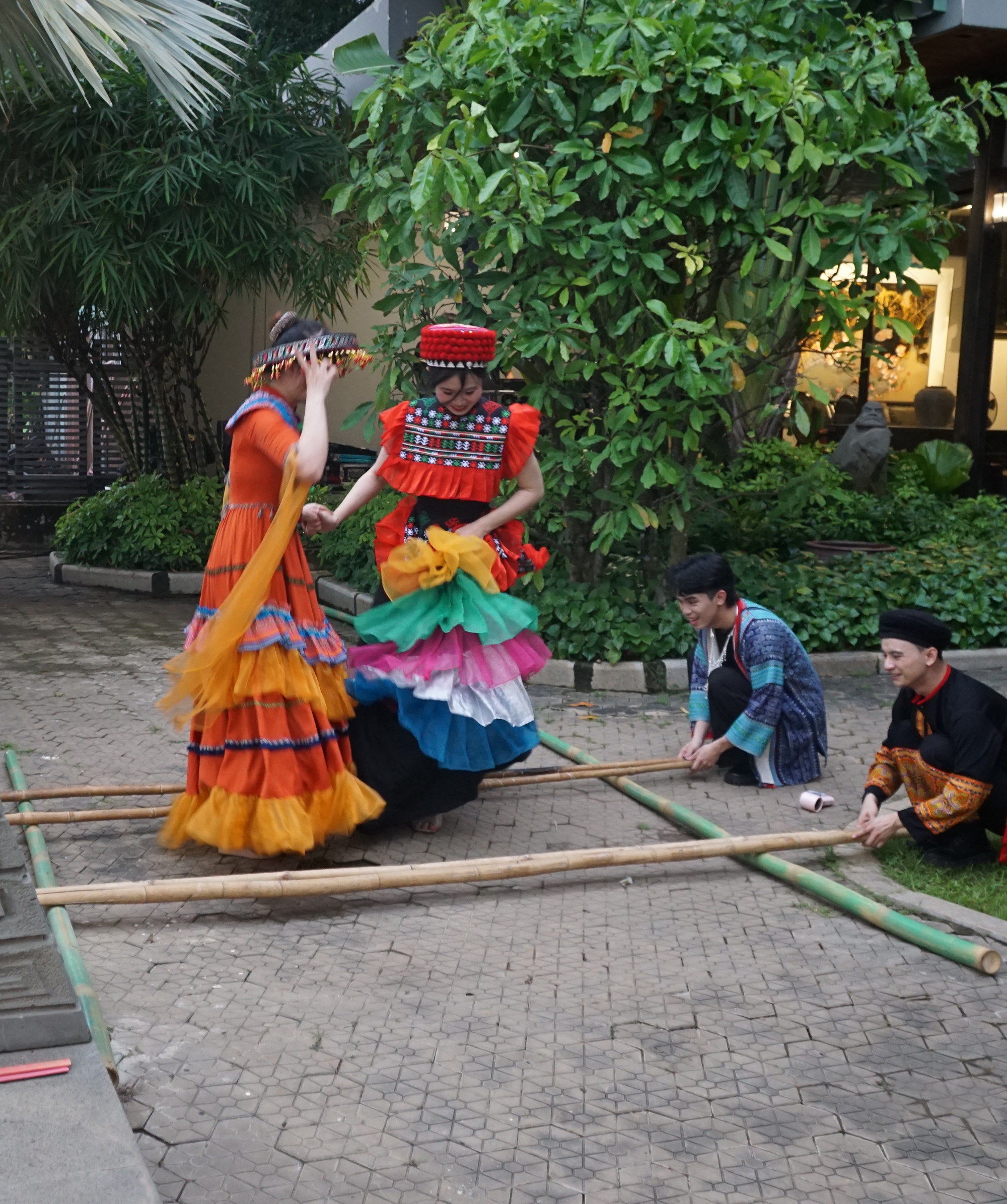 Du khách cũng có thể tham gia múa Sạp cùng các cô thôn nữ Du khách cũng có thể tham gia múa Sạp cùng các cô thôn nữ