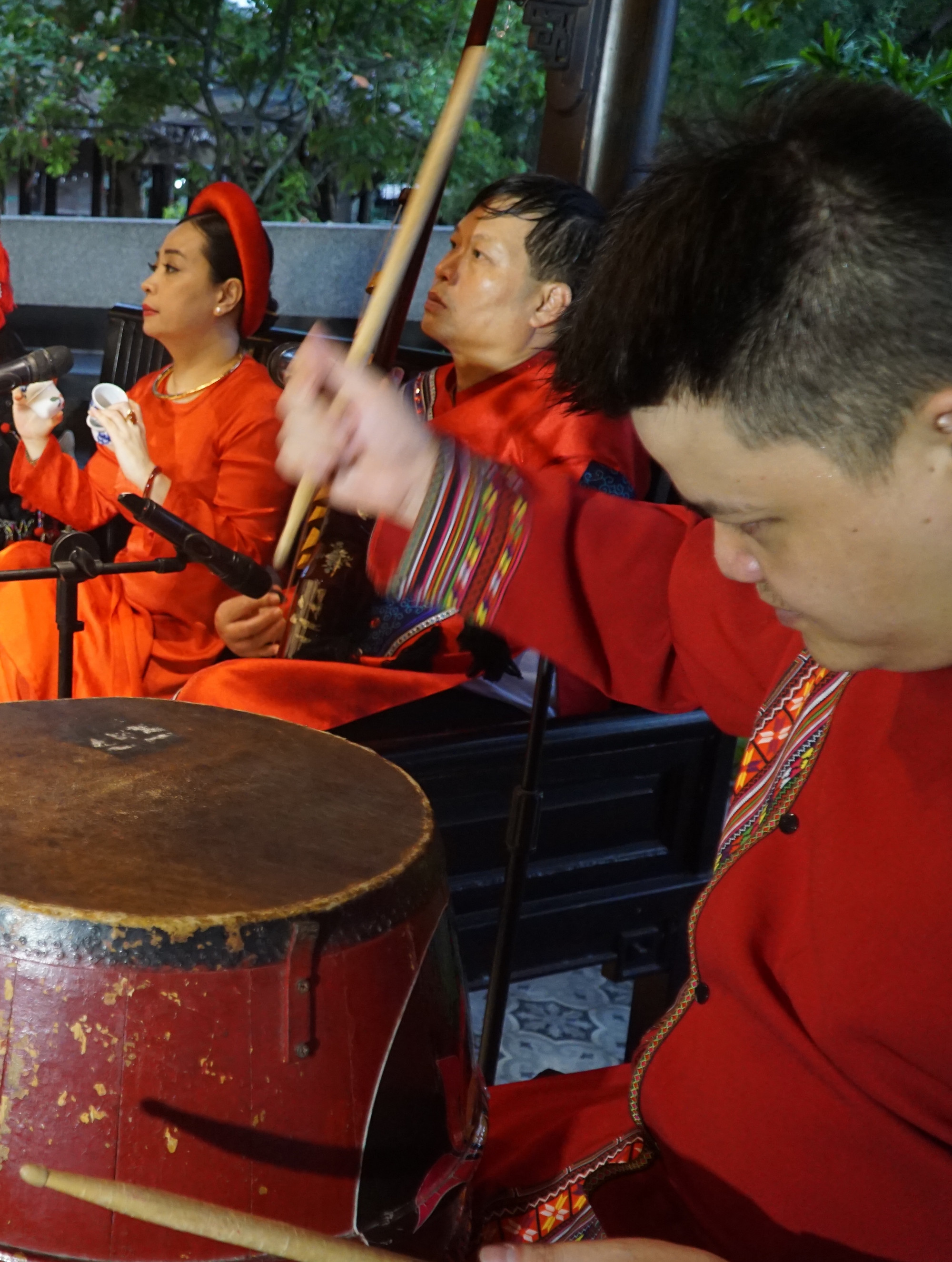 Bên cạnh đó, du khách còn được thưởng thức các làn điệu hát Ả đào Bên cạnh đó, du khách còn được thưởng thức các làn điệu hát Ả đào