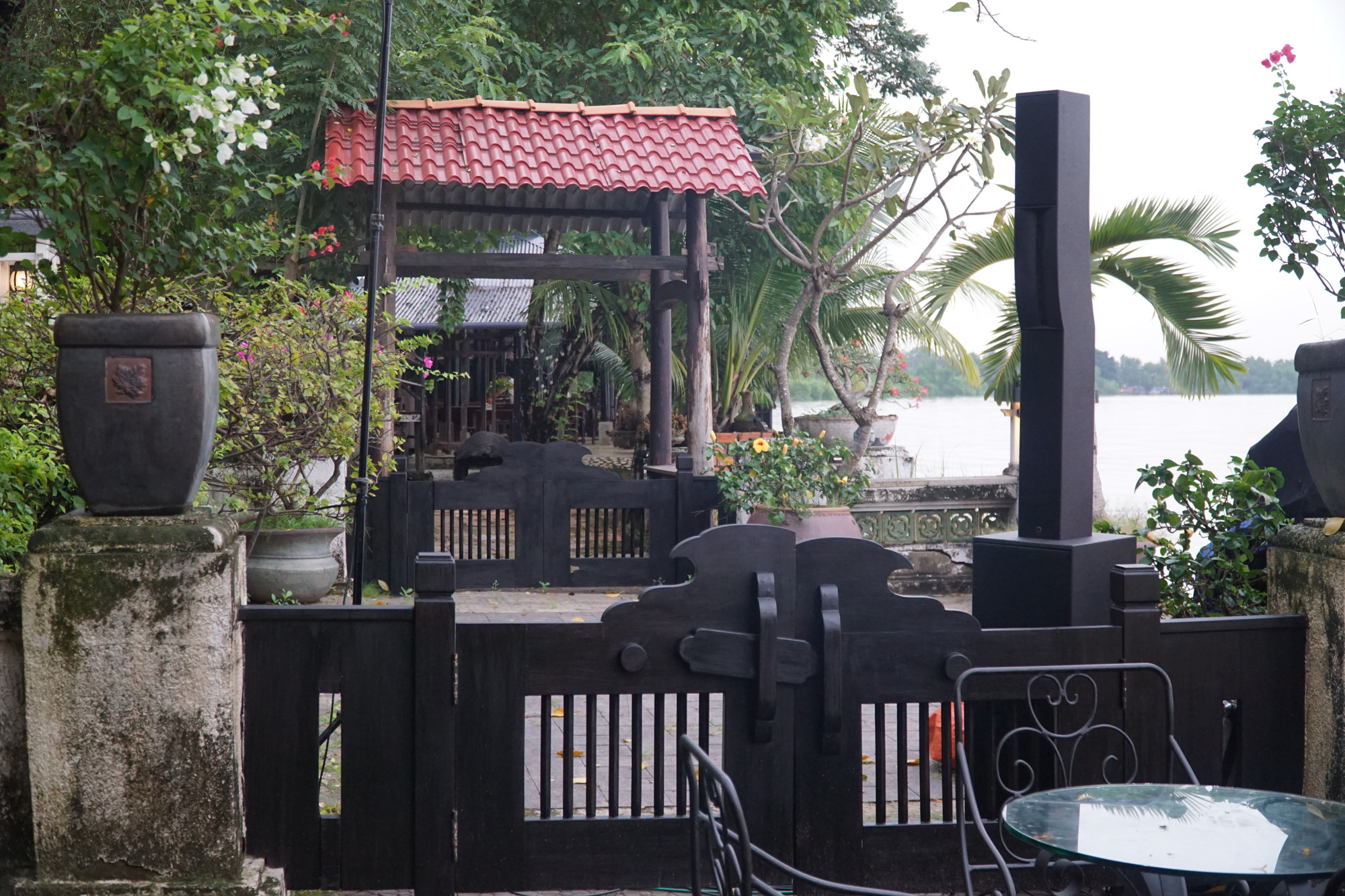 Chiếc cổng mái ngói cổ kính quen thuộc Chiếc cổng mái ngói cổ kính quen thuộc