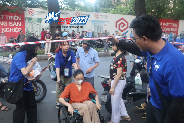 Tình nguyện viên ĐH Kiến trúc hỗ trợ những thí sinh khó khăn do đi lại Tình nguyện viên ĐH Kiến trúc hỗ trợ những thí sinh khó khăn do đi lại