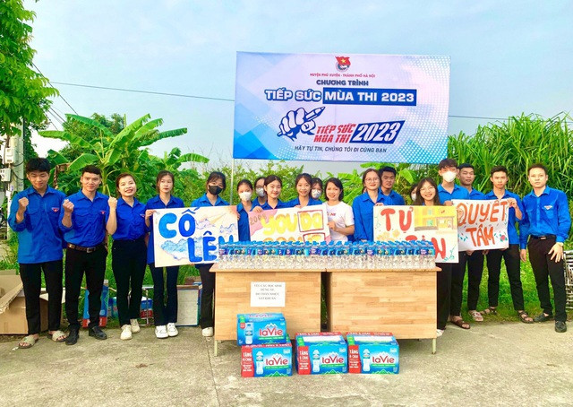 Các tình nguyện viên Hà Nội động viên thí sinh bước vào kỳ thi Các tình nguyện viên Hà Nội động viên thí sinh bước vào kỳ thi