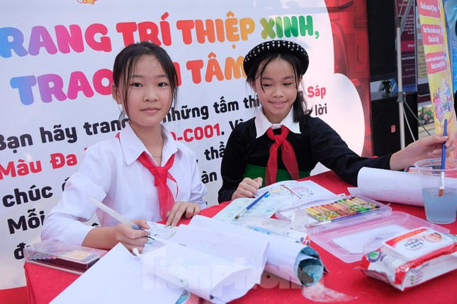 Các em thiếu nhi hưởng ứng cuộc thi vẽ tranh với chủ đề “Thiếu nhi Việt Nam làm nghìn việc tốt”. Các em thiếu nhi hưởng ứng cuộc thi vẽ tranh với chủ đề “Thiếu nhi Việt Nam làm nghìn việc tốt”.