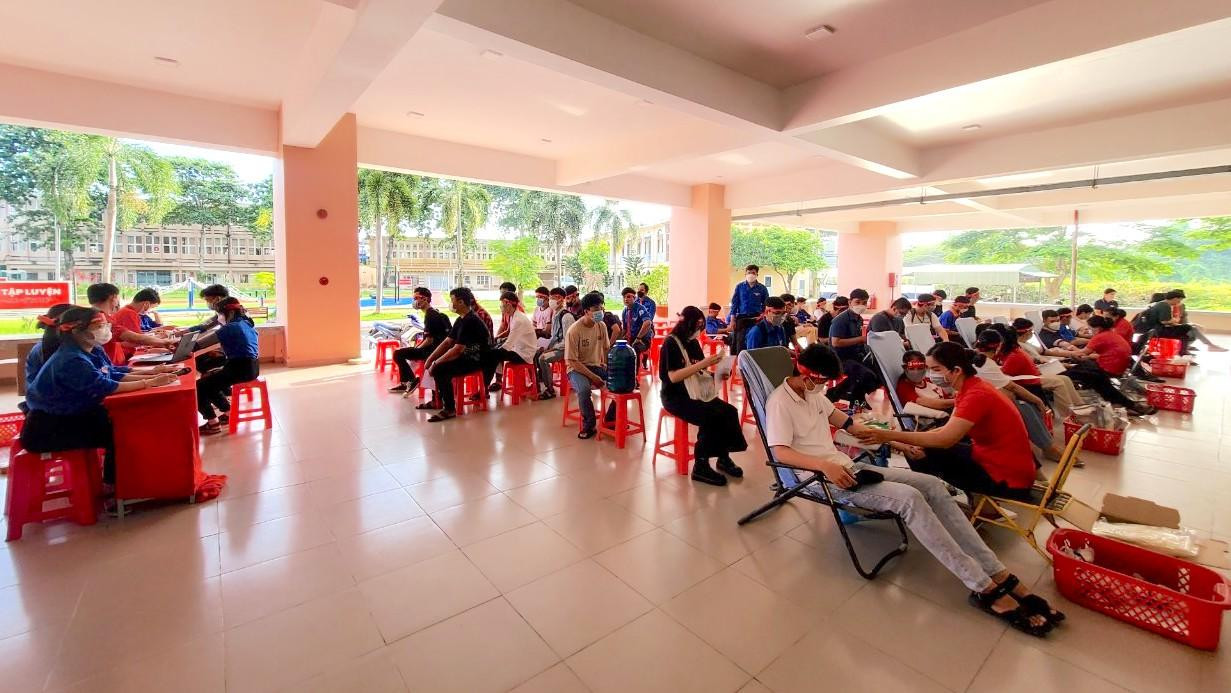 Đợt này, nhà trường có 350 lượt đăng kí hiến máu - Ảnh: Kim Hà. Đợt này, nhà trường có 350 lượt đăng kí hiến máu - Ảnh: Kim Hà.