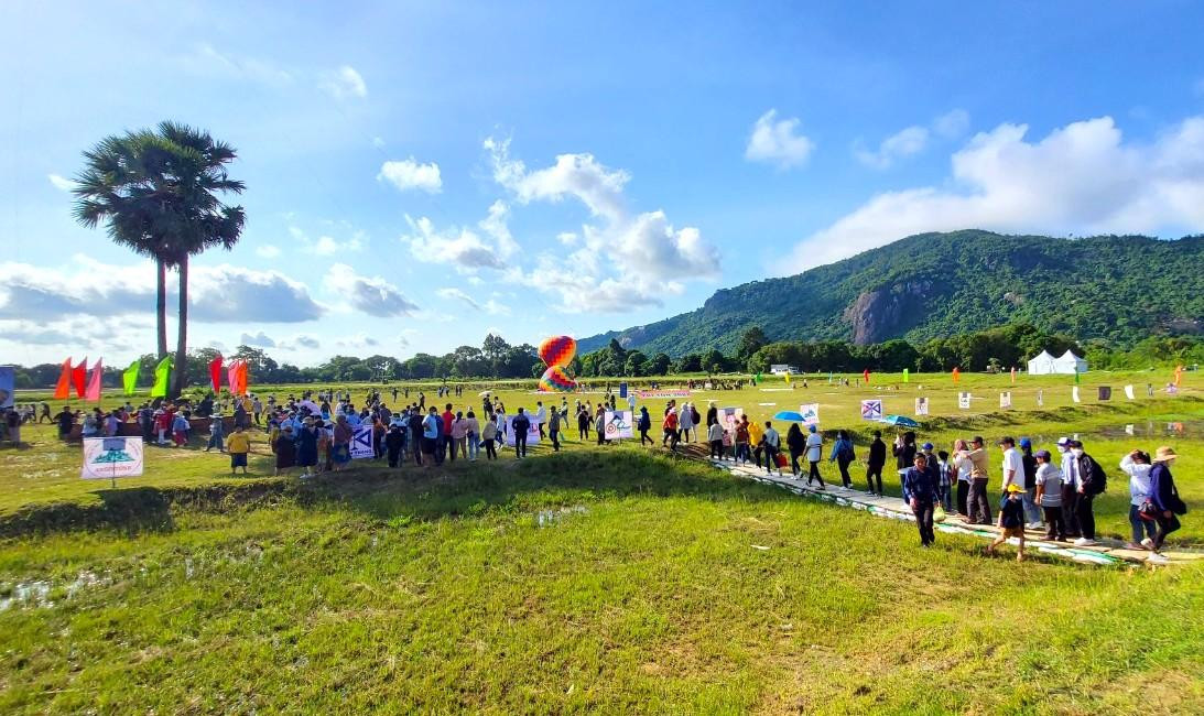 Hàng ngày du khách tìm đến tham quan chiêm ngưỡngẢnh: Kim Hà.