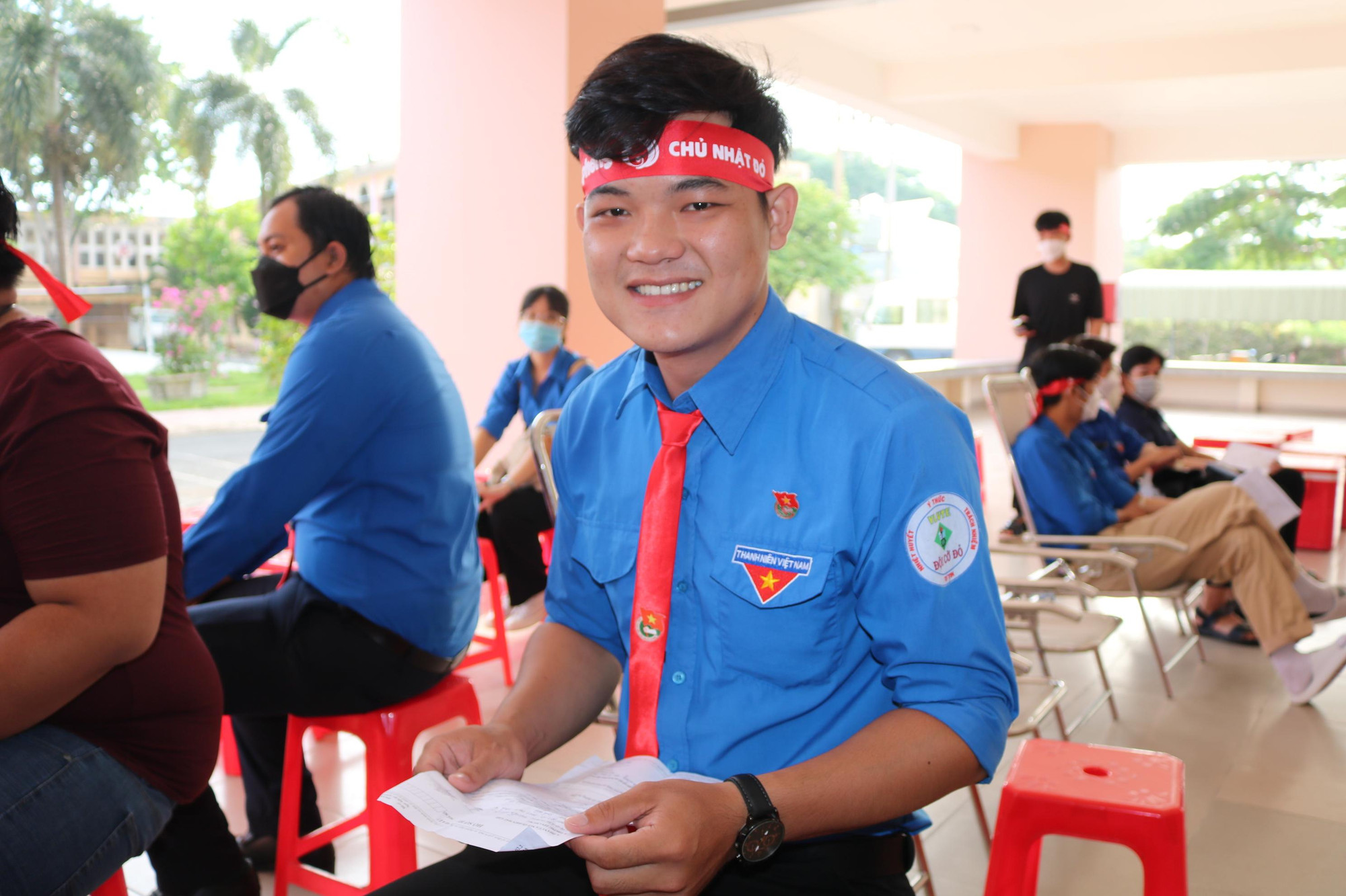 Em Nguyễn Đức Lộc tranh thủ hiến máu trước giờ tham gia đại hội - Ảnh: Kim Hà. Em Nguyễn Đức Lộc tranh thủ hiến máu trước giờ tham gia đại hội - Ảnh: Kim Hà.