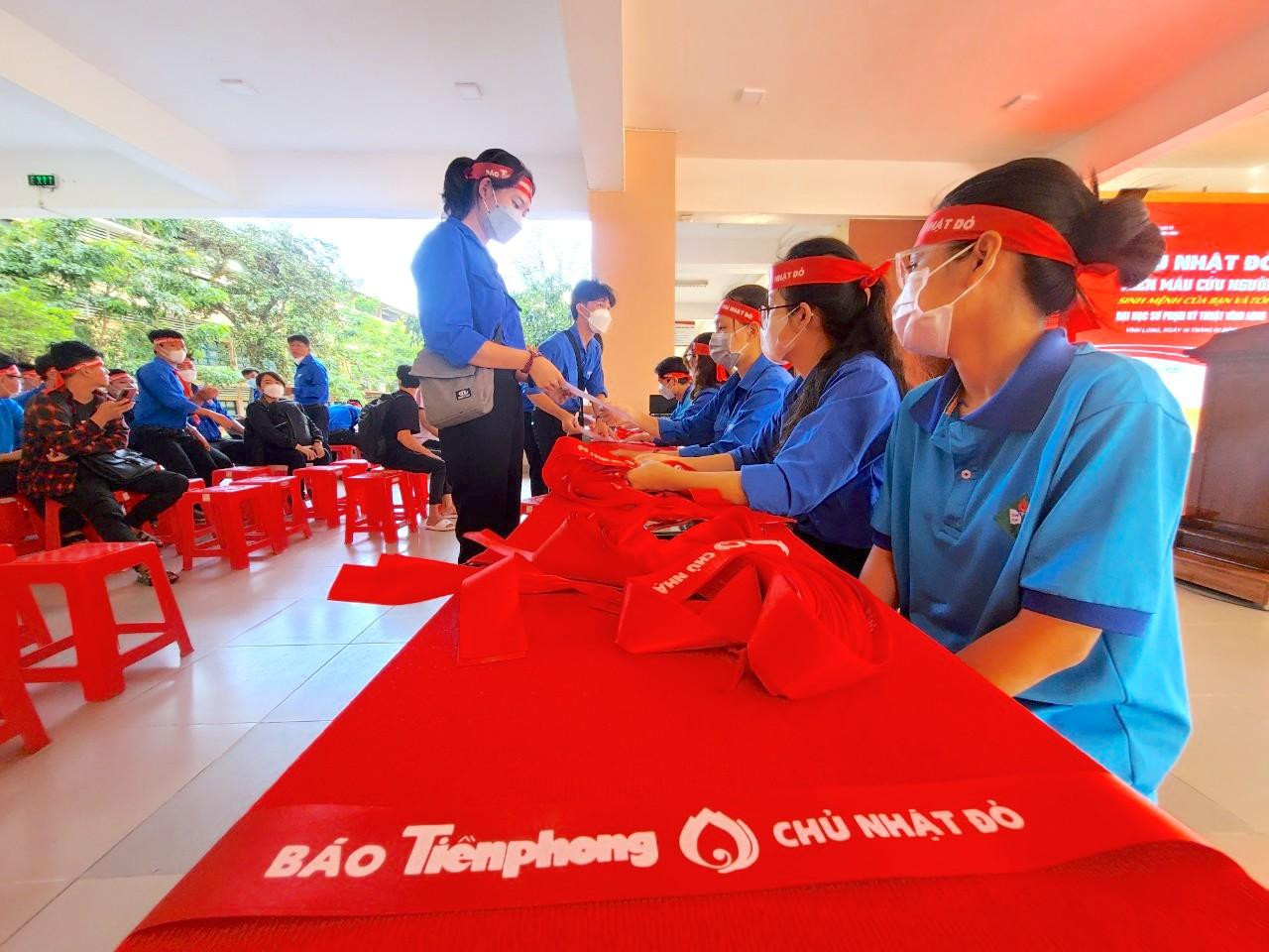 Sinh viên nhận phiếu điền thông tin - Ảnh: Kim Hà. Sinh viên nhận phiếu điền thông tin - Ảnh: Kim Hà.