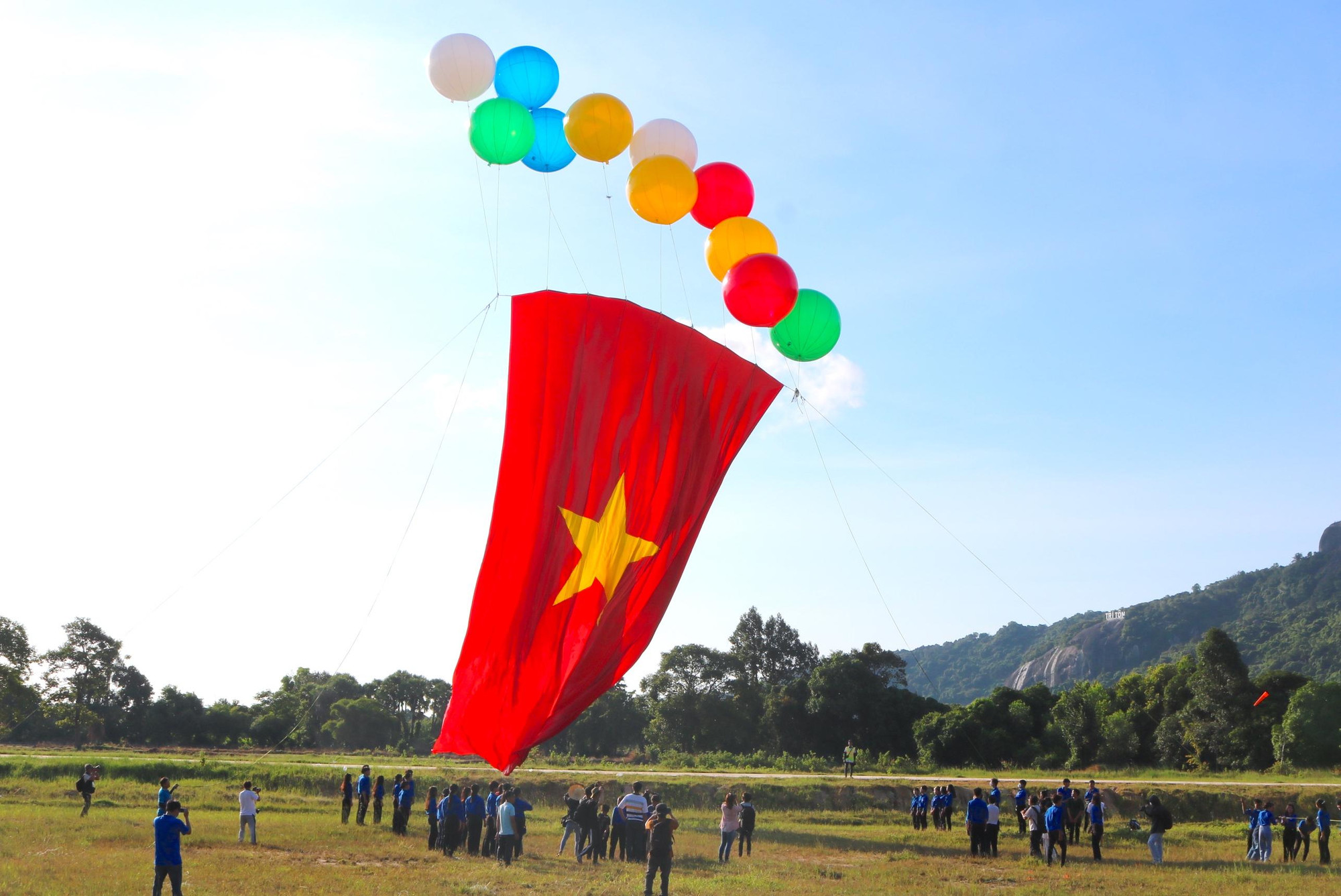 Lá cờ Tổ quốc rộng 200m2 được đưa lên độ cao 50m trên bầu trời trong lễ chào cờ. Ảnh: Kim Hà.