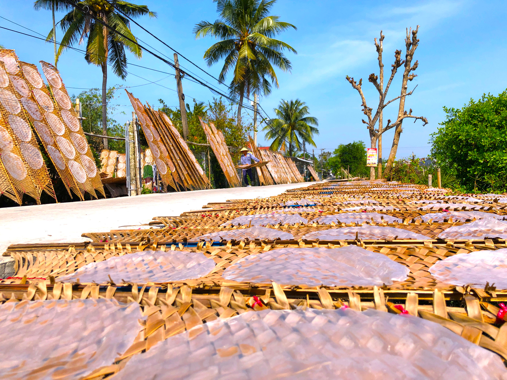 Bánh tráng là một món ăn không thể thiếu trong mâm cơm Tết của bà con miền Tây - Ảnh: Kim Hà. Bánh tráng là một món ăn không thể thiếu trong mâm cơm Tết của bà con miền Tây - Ảnh: Kim Hà.
