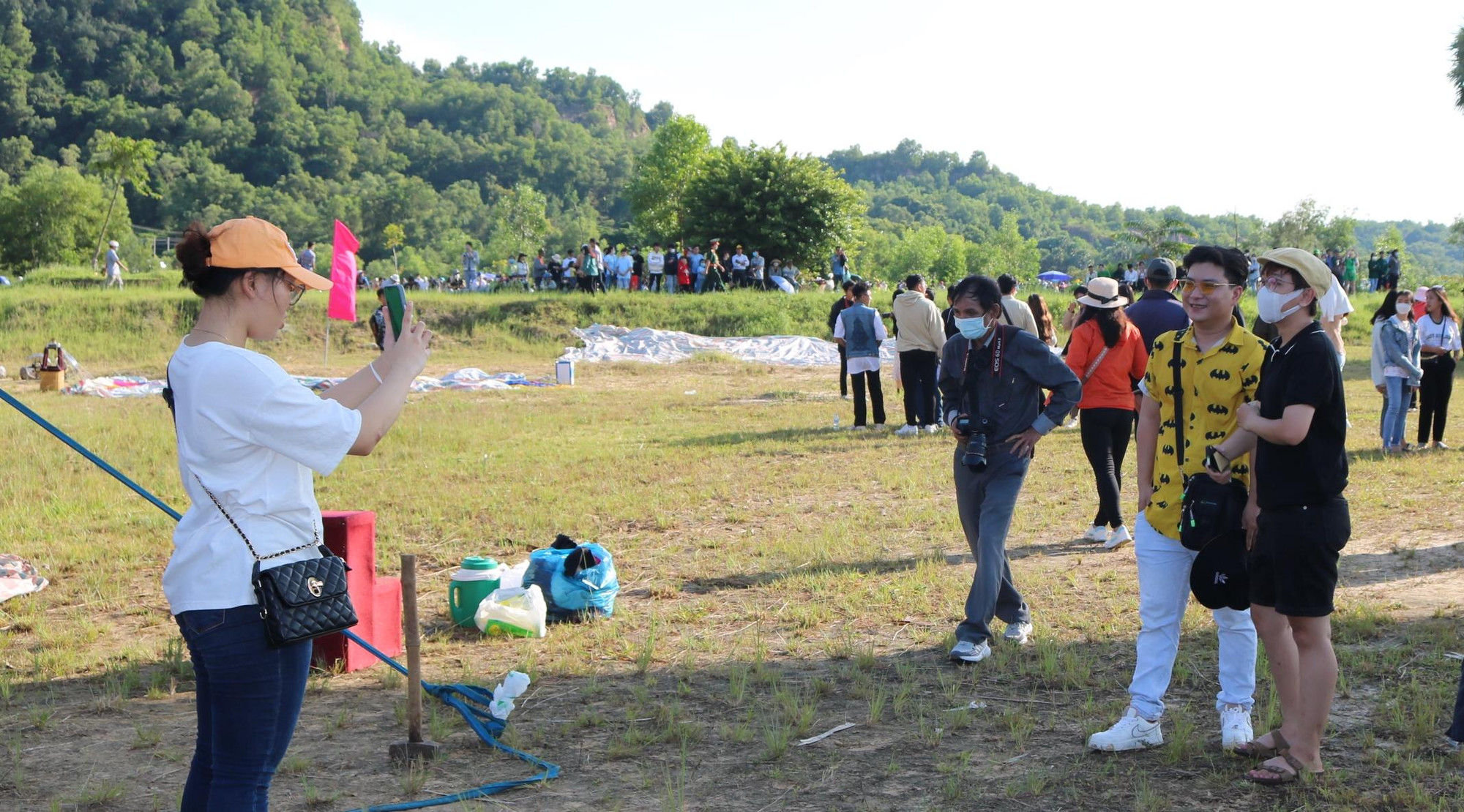 Nhiều bạn trẻ cũng tranh thủ nghỉ lễ đến "check-in" với khinh khí cầu. Ảnh: Kim Hà.