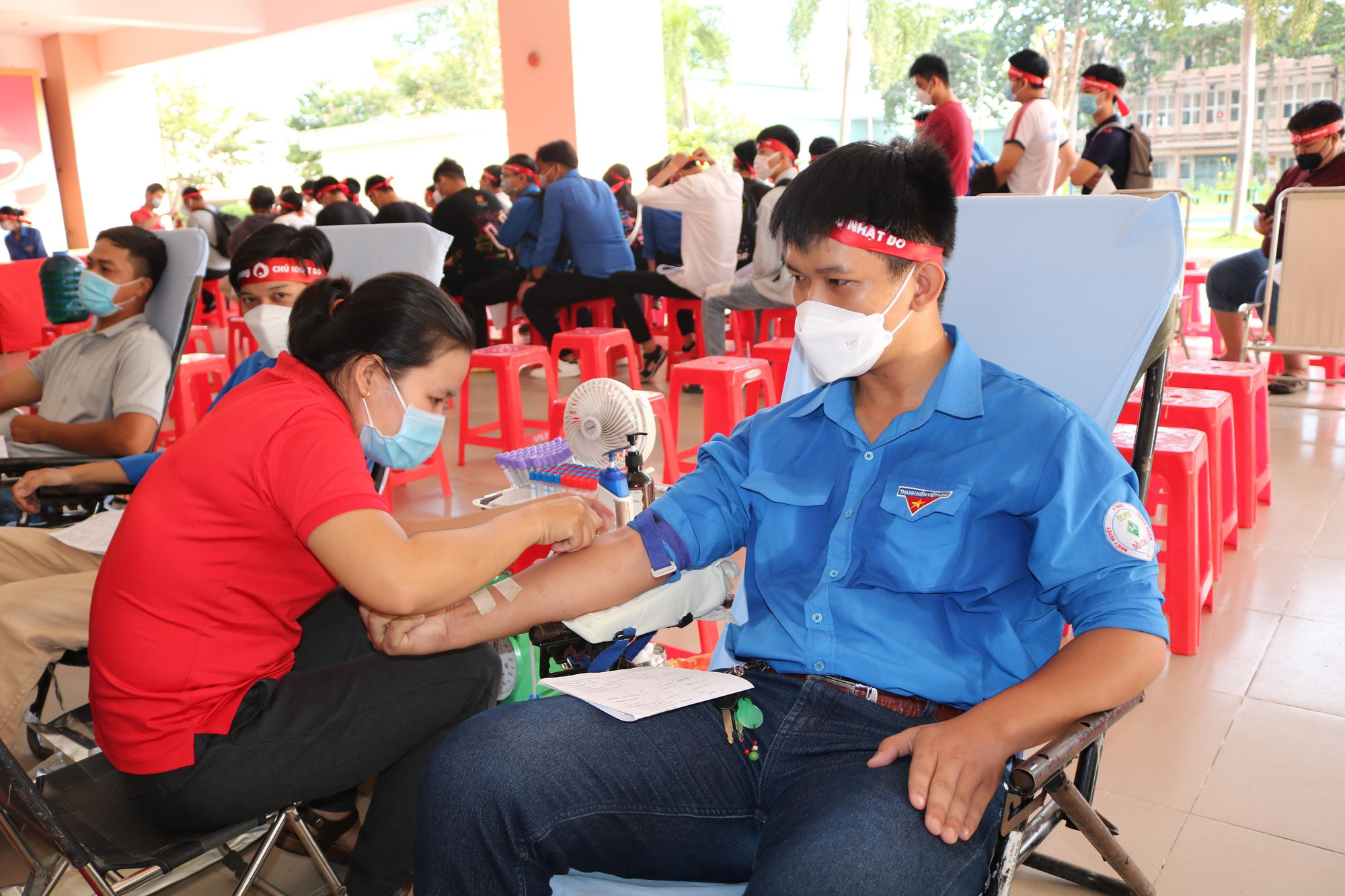 Ý thức được giọt máu của mình cho đi có thể cứu sống được những số phận kém may mắn nên các bạn rất hăng hái tham gia - Ảnh: Kim Hà. Ý thức được giọt máu của mình cho đi có thể cứu sống được những số phận kém may mắn nên các bạn rất hăng hái tham gia - Ảnh: Kim Hà.