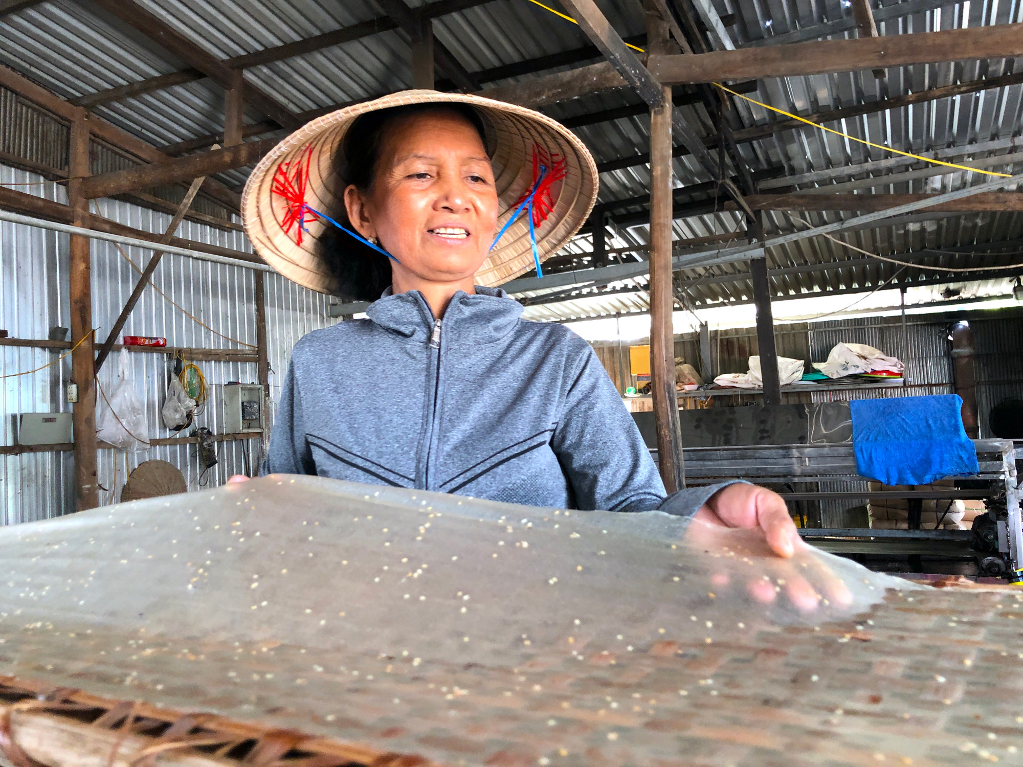 Bà Hà Thị Sáu (con gái cụ Đượm) cho biết, bánh tráng Thuận Hưng có tiếng từ xưa đến giờ, khách ở các quận, huyện trong TP Cần Thơ hay khách ở An Giang, Đồng Tháp,... đều tìm tới đây mua - Ảnh: Kim Hà. Bà Hà Thị Sáu (con gái cụ Đượm) cho biết, bánh tráng Thuận Hưng có tiếng từ xưa đến giờ, khách ở các quận, huyện trong TP Cần Thơ hay khách ở An Giang, Đồng Tháp,... đều tìm tới đây mua - Ảnh: Kim Hà.