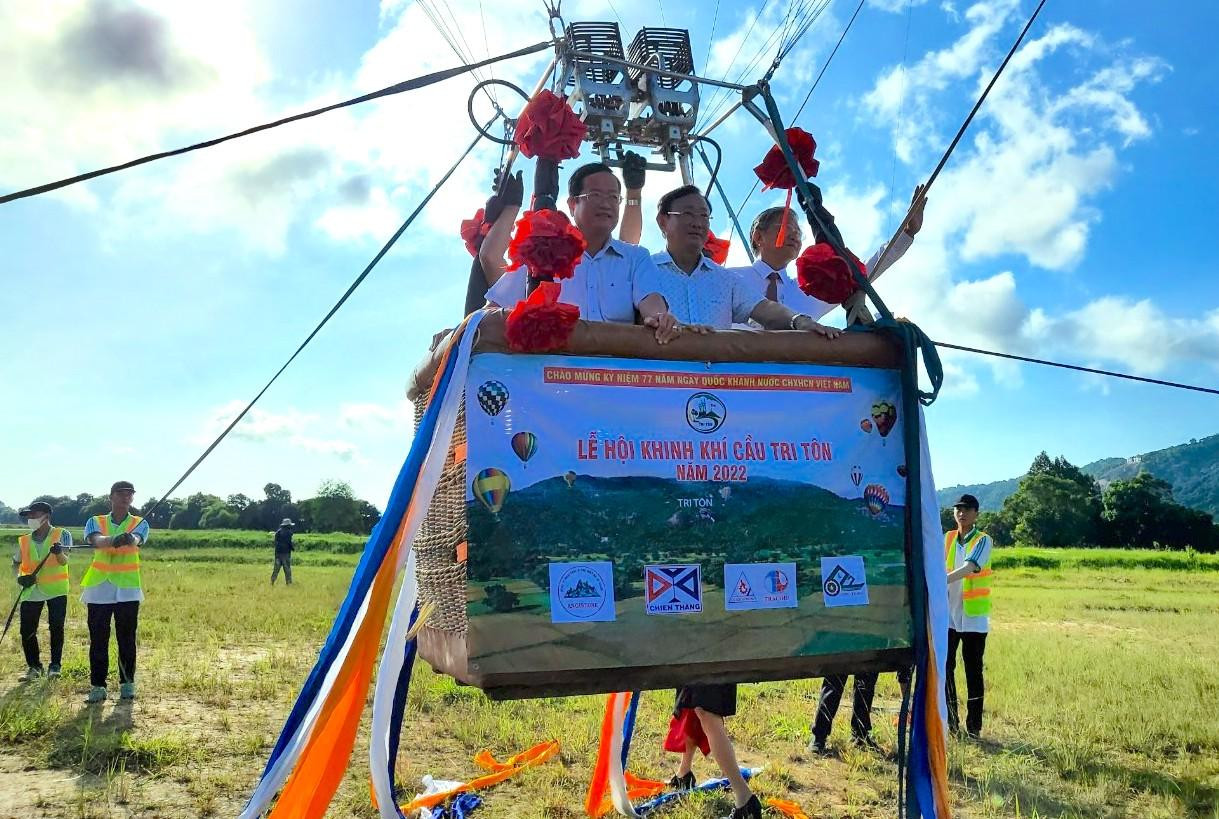Các đại biểu tham gia trải nghiệm bay khinh khí cầu. Ảnh: Kim Hà.