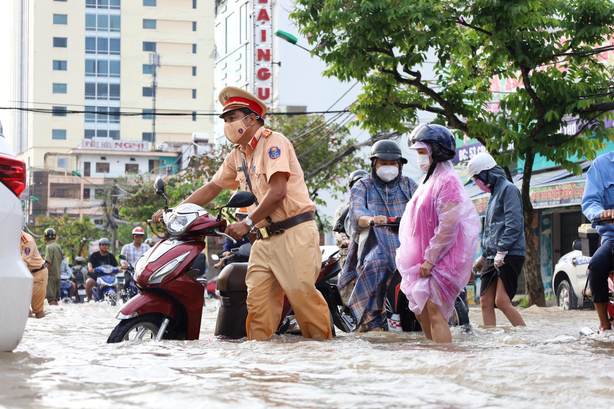 Các CSGT giúp người dân đẩy xe chết máy đến nơi sửa chữa. Các CSGT giúp người dân đẩy xe chết máy đến nơi sửa chữa.