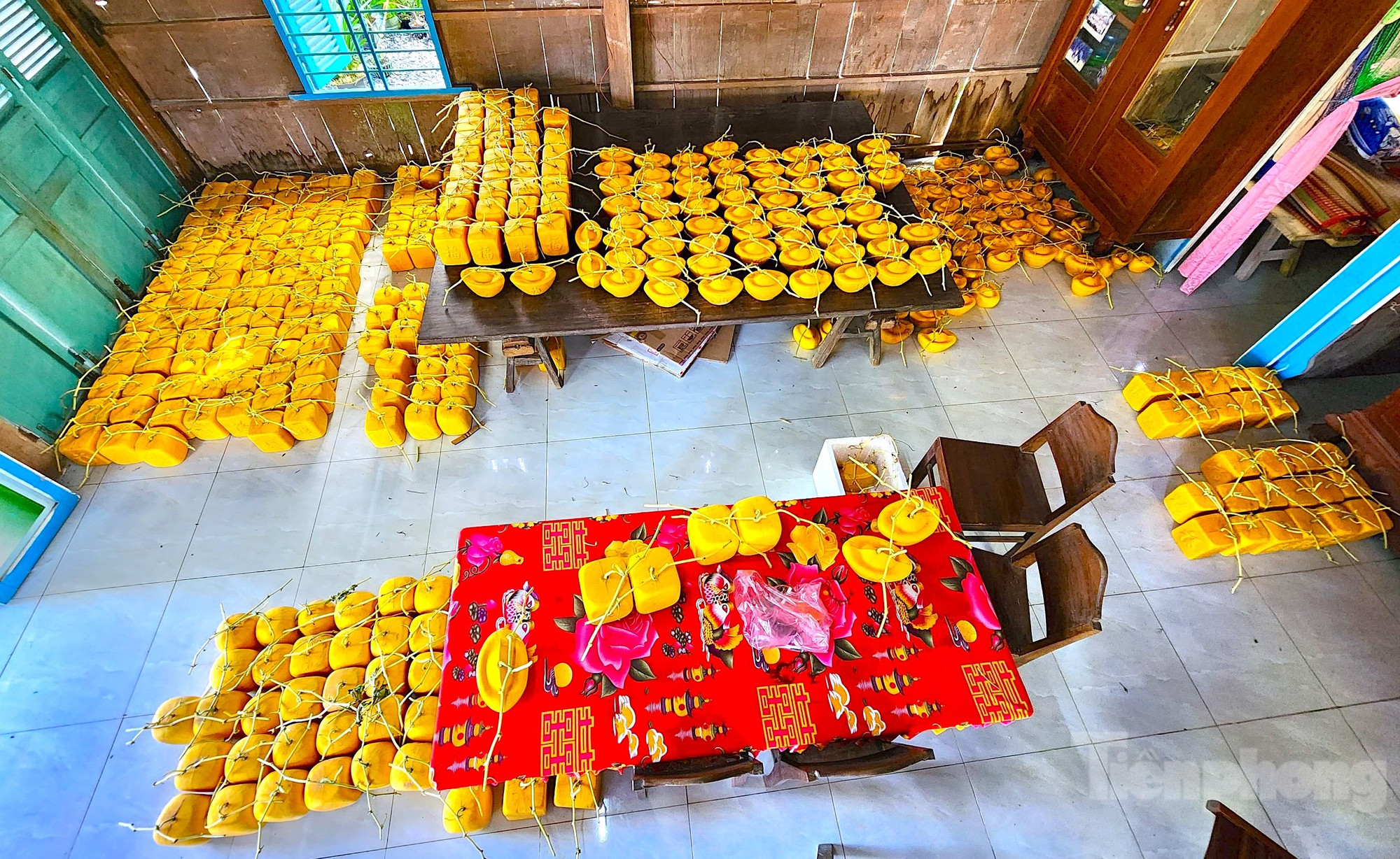 Tuy nhiên, do thời tiết năm nay diễn biến thất thường, mưa nhiều khiến số dưa hấu tạo hình không đạt như mong muốn nên dịp Tết này, ông Cưng chỉ cho ra thị trường 100 trái dưa hấu vuông và 100 trái dưa hấu thỏi vàng loại 1 và 400 trái loại 2 (Ảnh: Kim Hà).