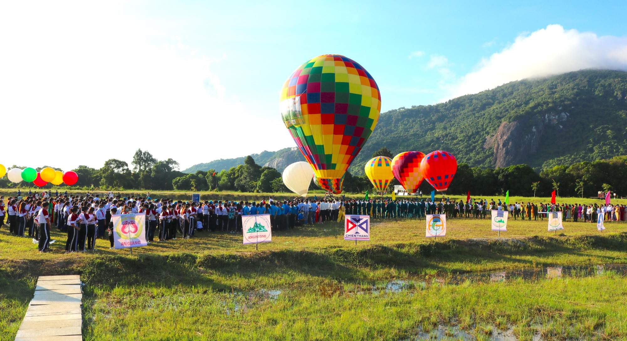 Trước đó, cũng trong sáng 2/9, huyện Tri Tôn đã quy tụ hơn 600 công nhân viên chức, lực lượng vũ trang, sư sãi và các tầng lớp nhân dân xếp thành hình bản đồ Việt Nam tại sân đua bò để dự lễ chào cờ, hát Quốc ca Việt Nam. Ảnh: Kim Hà.