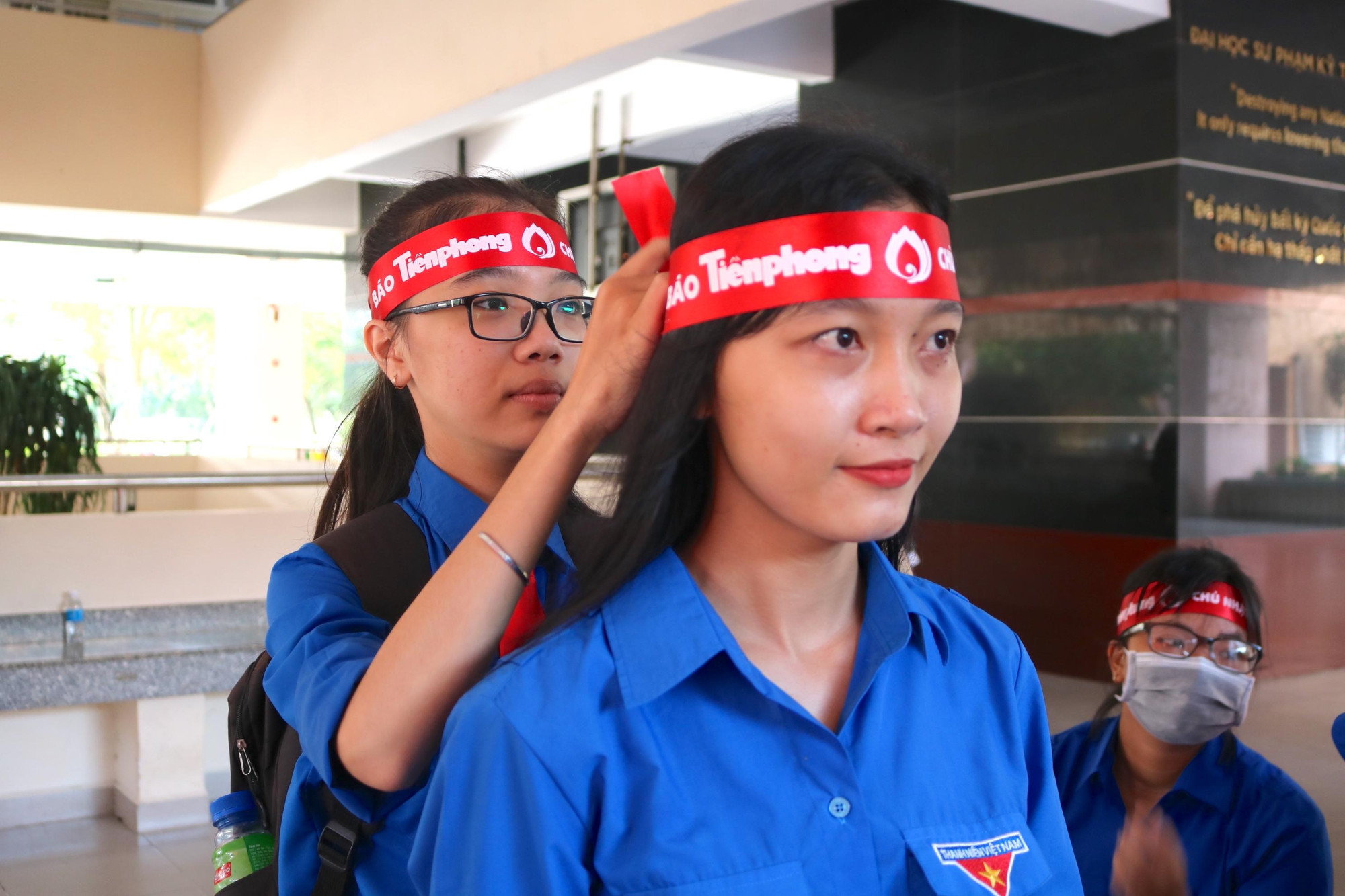 Khi được phát động, sinh viên trường Đại học Sư phạm Kĩ thuật Vĩnh Long hăng hái tham gia hiến máu - Ảnh: Kim Hà. Khi được phát động, sinh viên trường Đại học Sư phạm Kĩ thuật Vĩnh Long hăng hái tham gia hiến máu - Ảnh: Kim Hà.