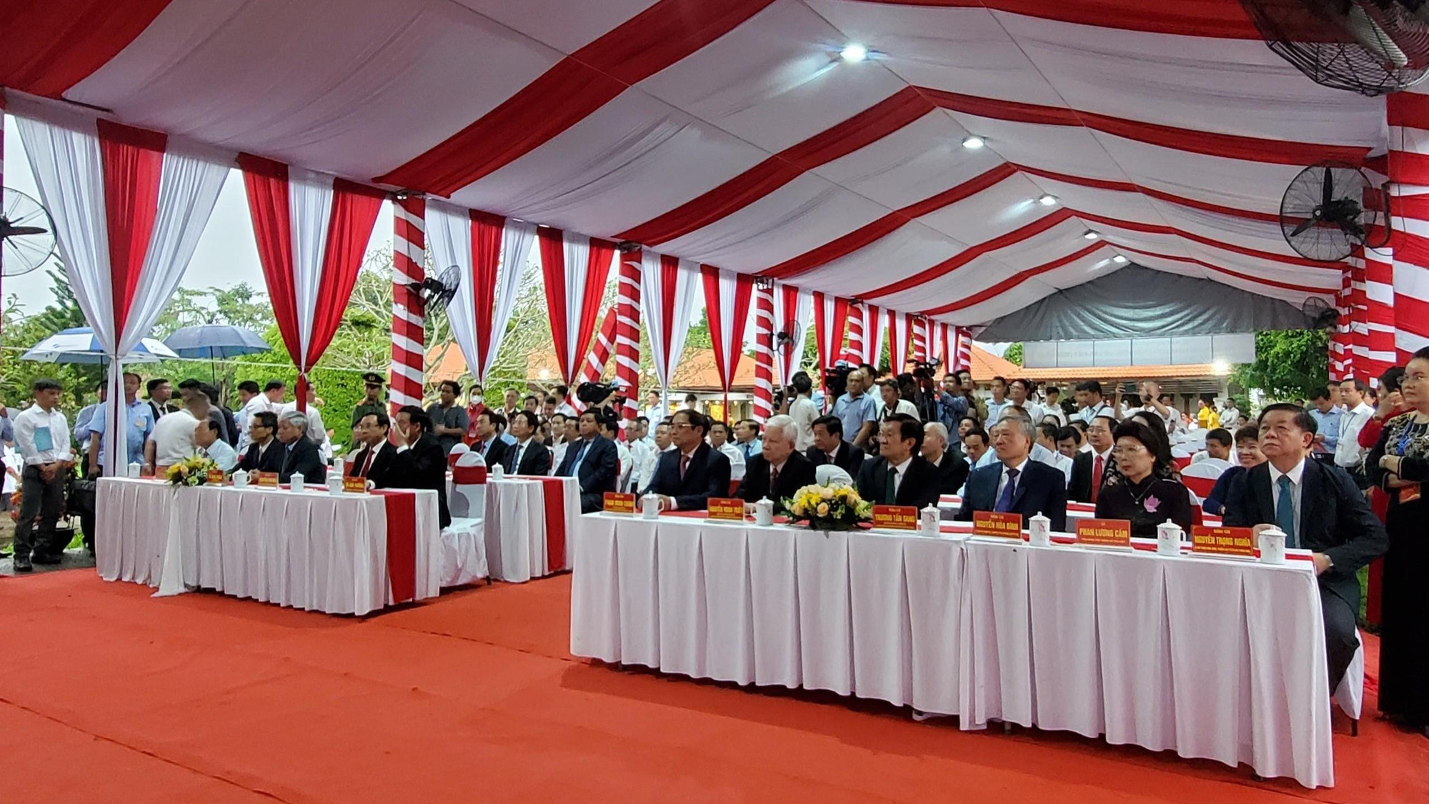 Thủ tướng Chính phủ Phạm Minh Chính; Thường trực Ban Bí thư Võ Văn Thưởng; Bí thư Thành ủy TPHCM Nguyễn Văn Nên; Trưởng Ban Tuyên giáo Trung ương Nguyễn Trọng Nghĩa; nguyên Chủ tịch nước Trương Tấn Sang; nguyên Chủ tịch nước Nguyễn Minh Triết; nguyên Thủ tướng Nguyễn Tấn Dũng... cùng nhiều lãnh đạo cơ quan Trung ương và địa phương dự Lễ phát hành bộ tem bưu chính “Kỷ niệm 100 năm Ngày sinh Thủ tướng Võ Văn Kiệt (23/11/1922 - 23/11/2022)”. Ảnh: Kim Hà.