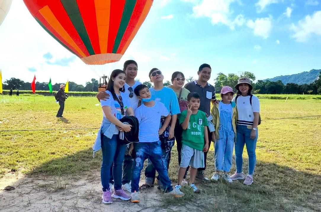 Một gia đình chọn Tri Tôn là điểm du lịch trong kỳ nghỉ lễ. Ảnh: Kim Hà.