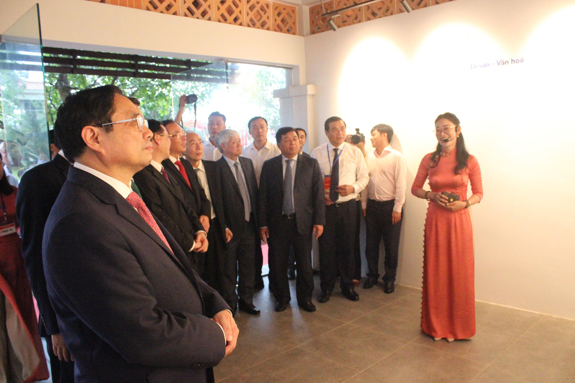 Sau khi dâng hoa, dâng hương tưởng niệm và dự lễ phát hành tem, các đồng chí lãnh đạo Đảng, Nhà nước, Chính phủ và Quốc hội đến tham quan khu tưởng niệm và nhà trưng bày "Vườn ông Sáu Dân" - một không gian đối thoại về lịch sử, truyền thống cách mạng của cố Thủ tướng Võ Văn Kiệt.