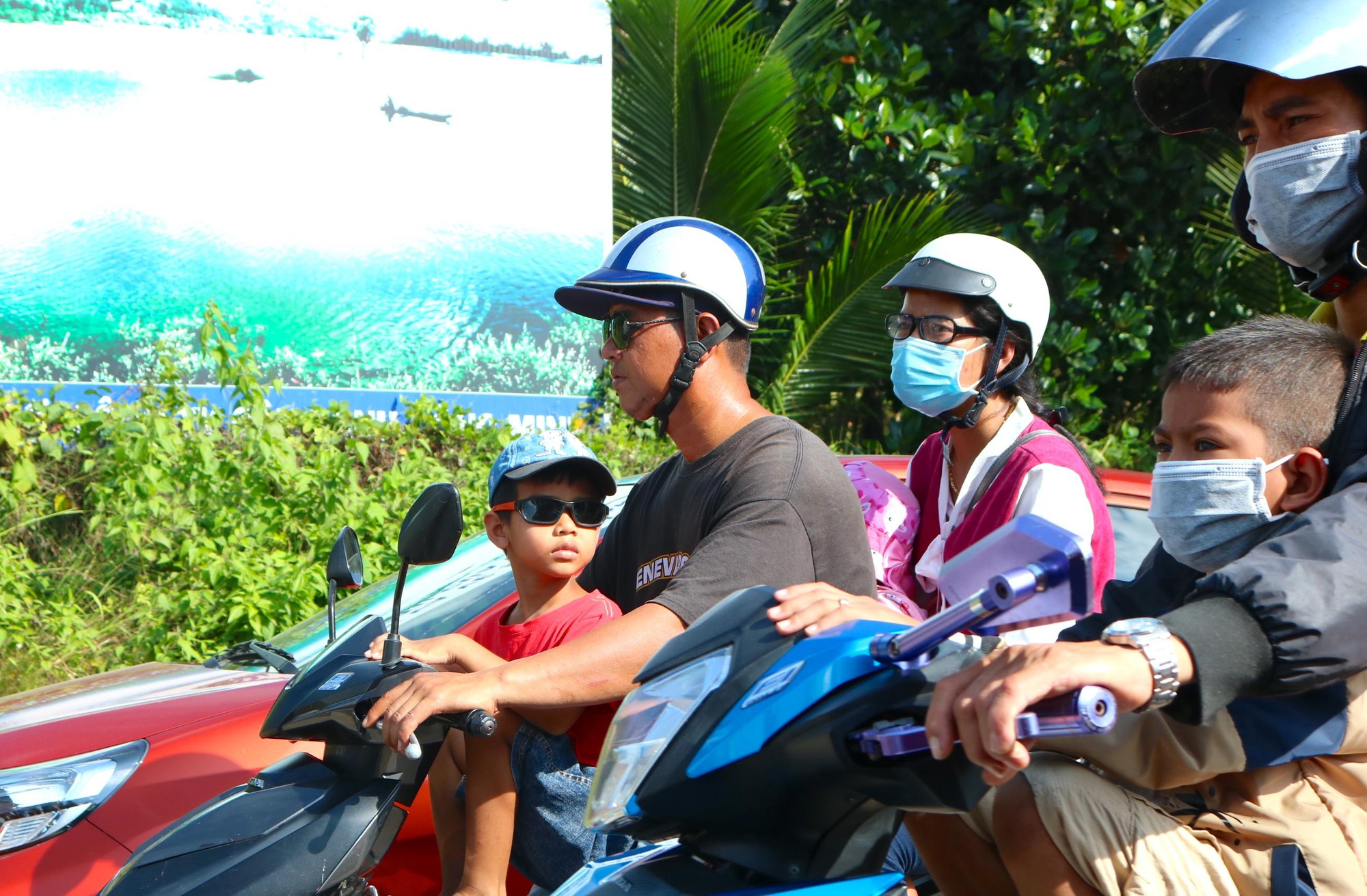 Nhiều phụ huynh đưa con đến xem khinh khí cầu. Ảnh: Kim Hà.