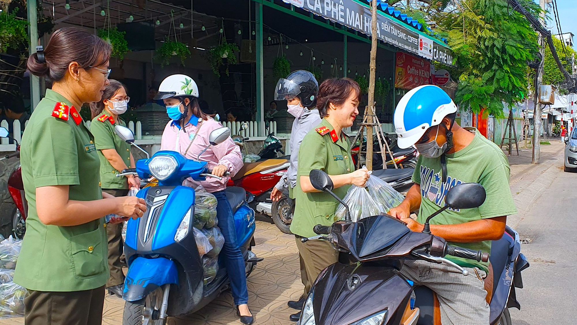 Đồng cảm và sẻ chia, nhiều cá nhân, đơn vị ở TP Cần Thơ đã tổ chức mua cam sành và đem đi tiêu thụ. Mỗi túi cam 5kg được bán ra với giá 30.000 đồng để phần nào hỗ trợ bà con nông dân.
